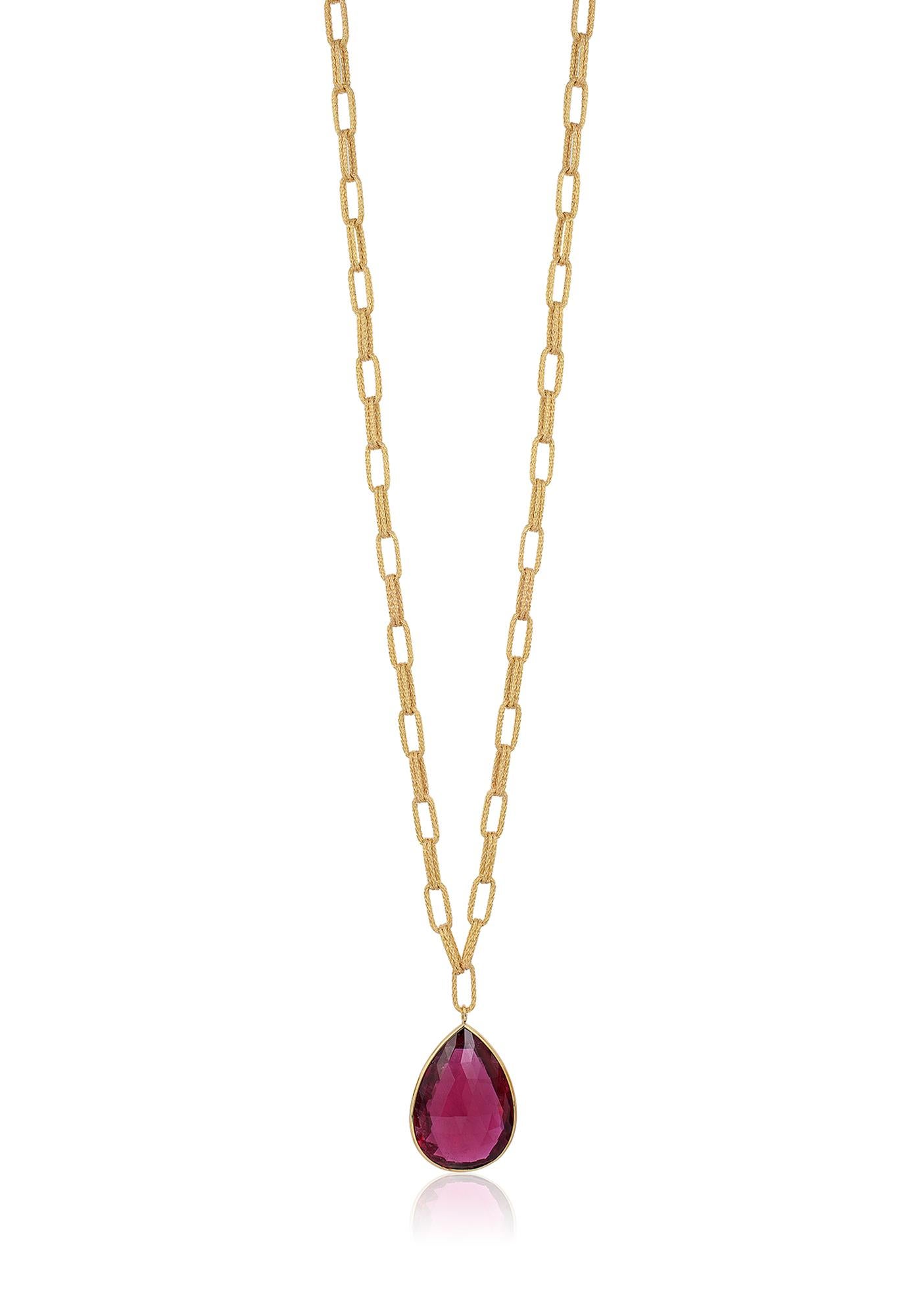 Diese Rubelit Briolette mit großer strukturierter flacher Kette aus 18K Gelbgold ist ein atemberaubendes Schmuckstück aus der 'G-One' Kollektion. Diese Halskette ist mit einem wunderschönen Rubelit-Briolett versehen, einer Edelsteinart, die für ihre