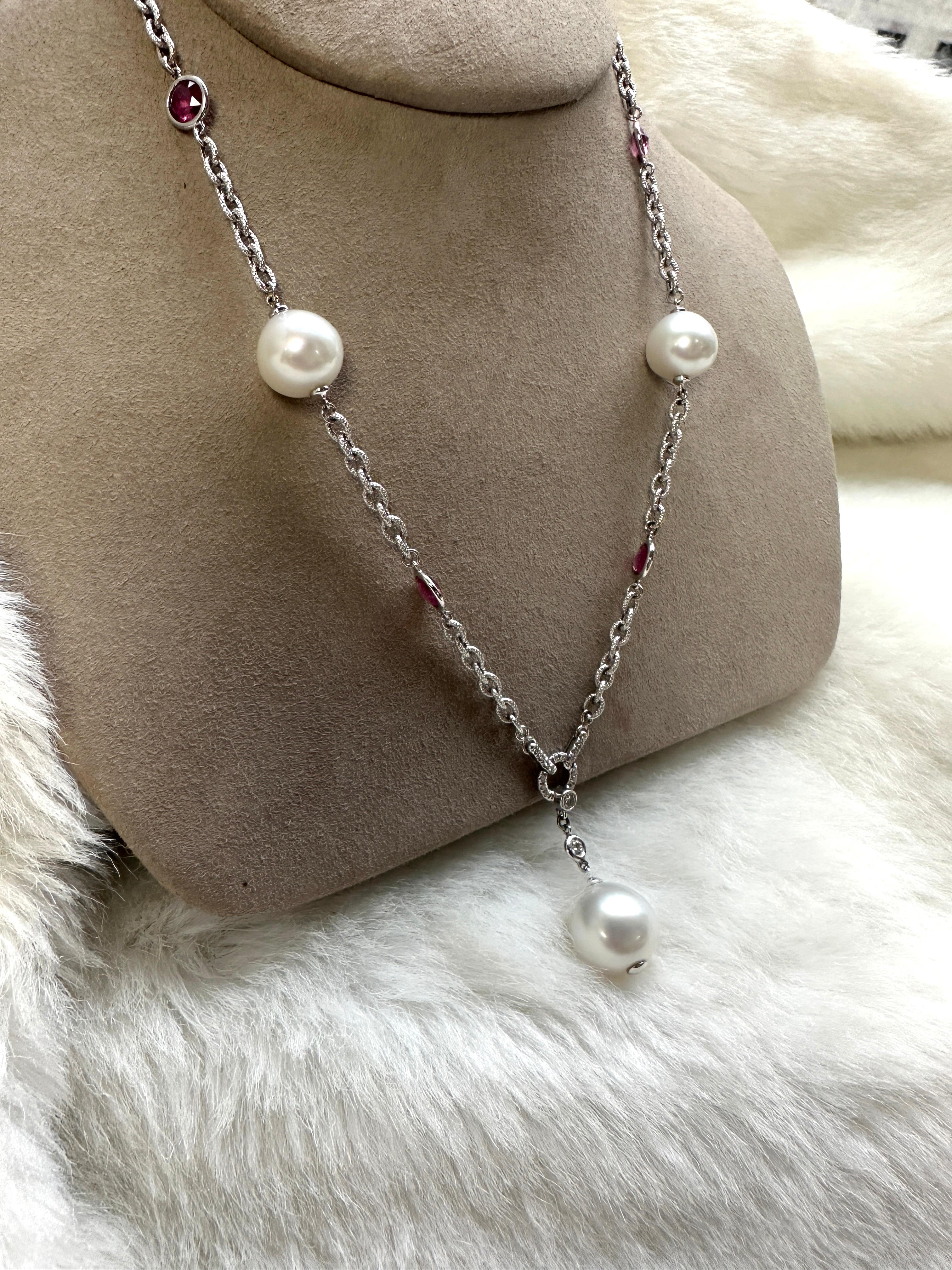 Goshwara - Collier de pampilles en rubélite et perles blanches des mers du Sud Pour femmes en vente