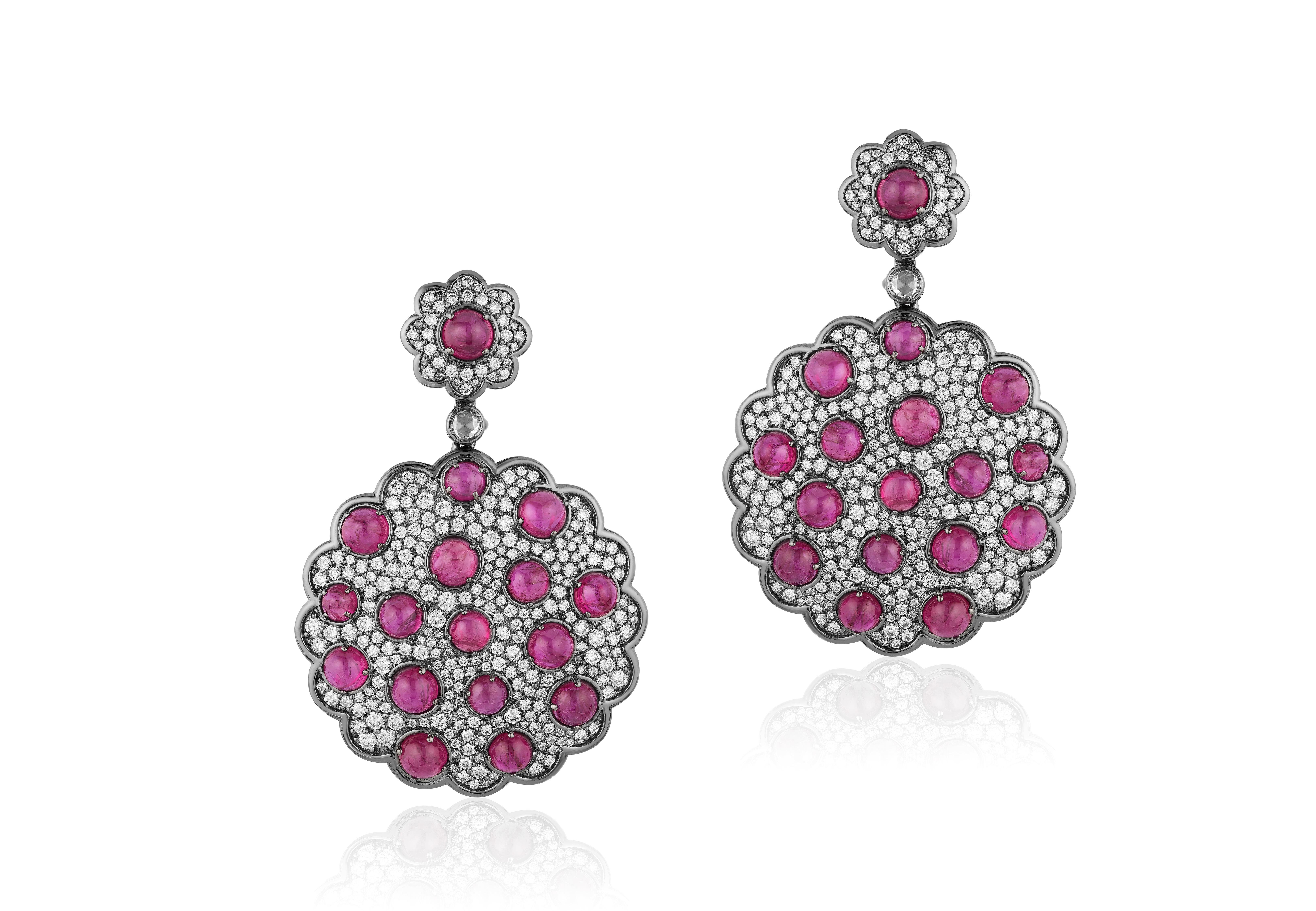 Cabochon Orecchino Goshwara con cabochon di rubino e diamanti a grappolo in vendita