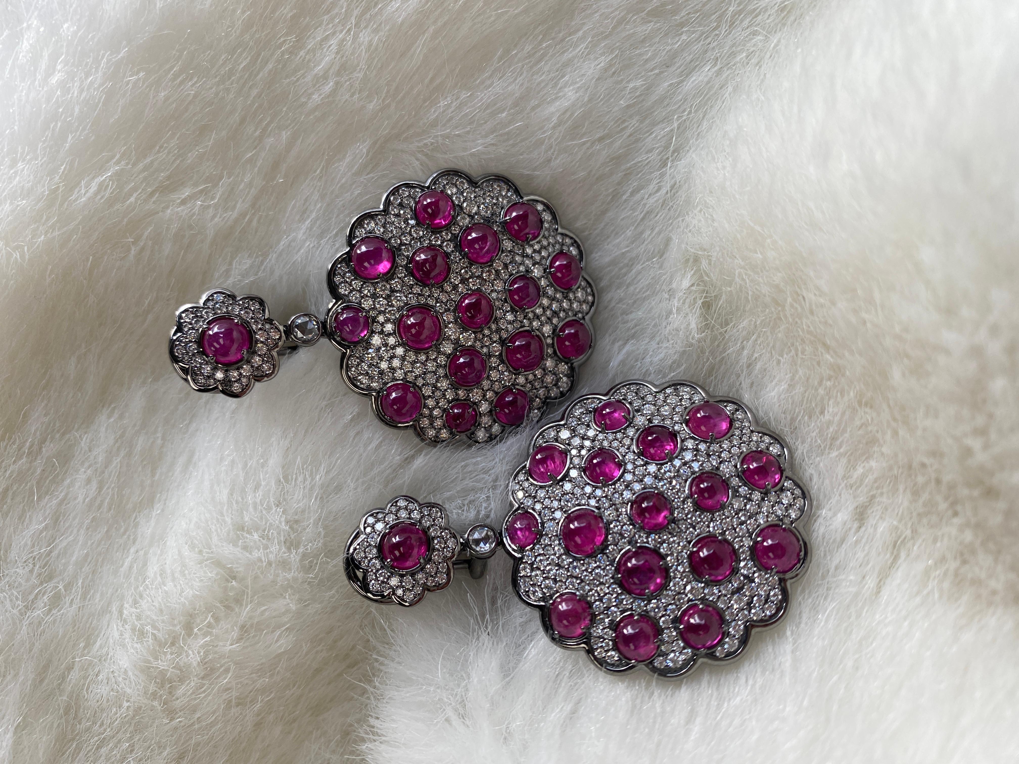 Orecchino Goshwara con cabochon di rubino e diamanti a grappolo In condizioni Nuovo in vendita a New York, NY