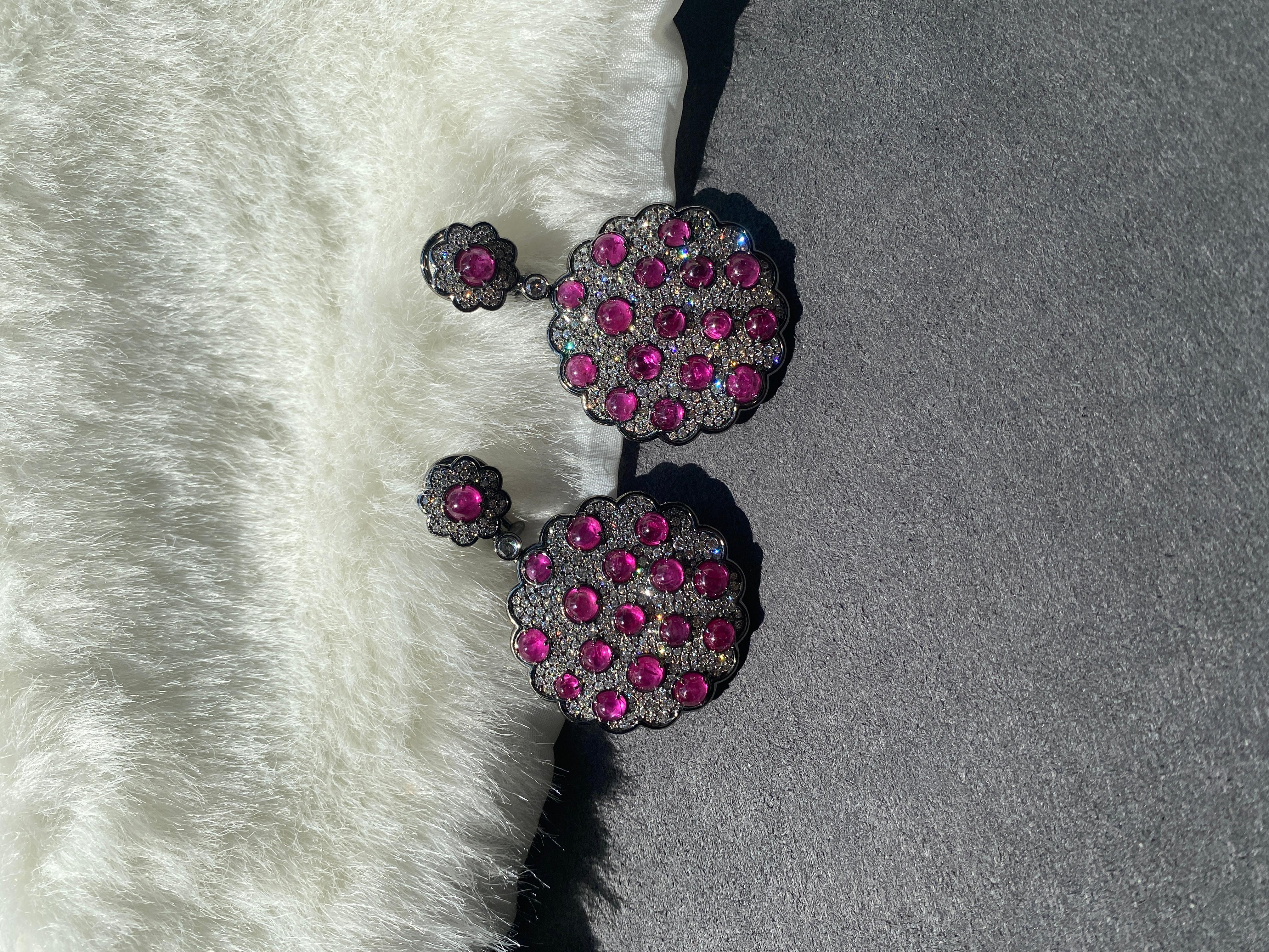 Donna Orecchino Goshwara con cabochon di rubino e diamanti a grappolo in vendita