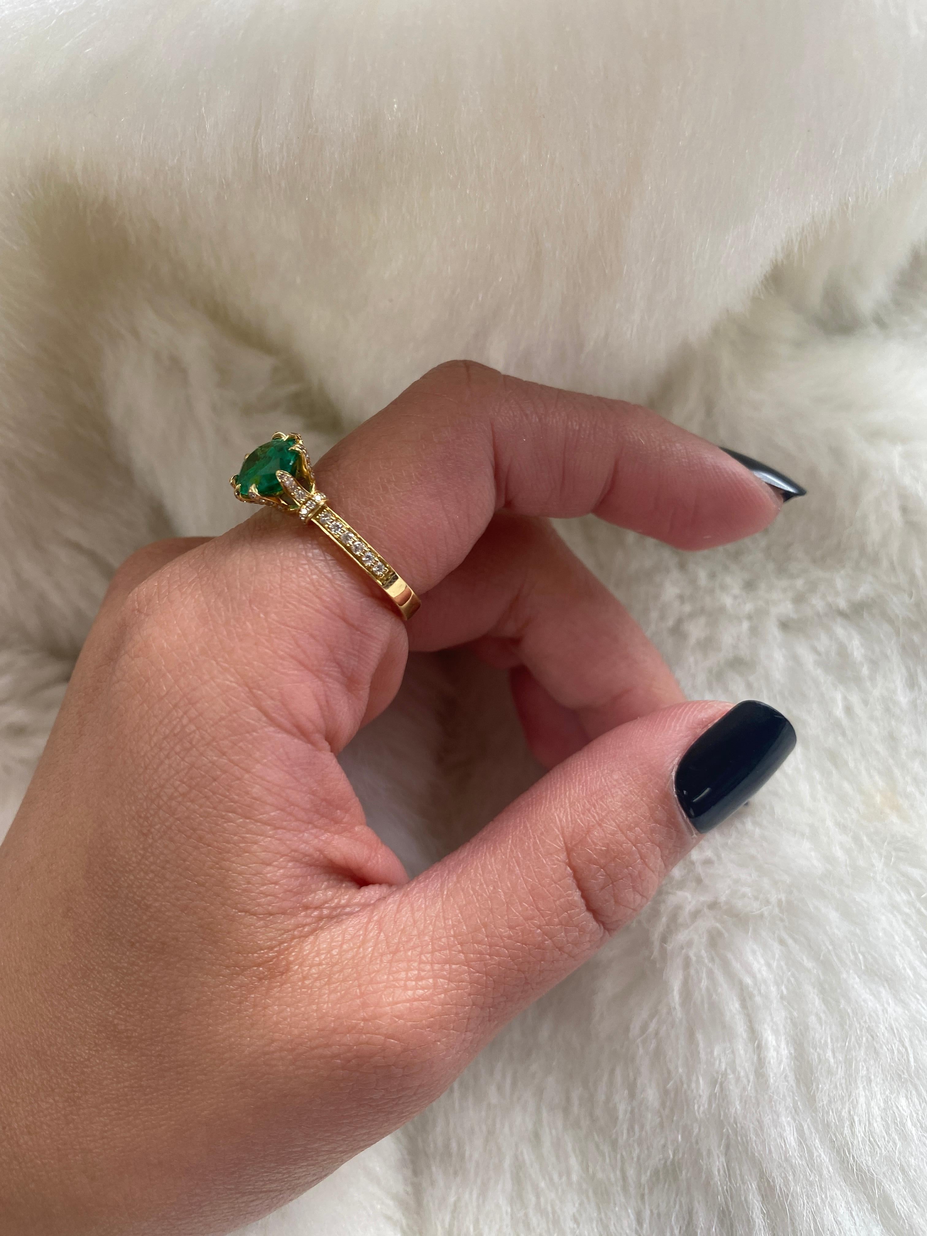 Ring mit ovalem Smaragd und Diamanten vonshwara (Zeitgenössisch)