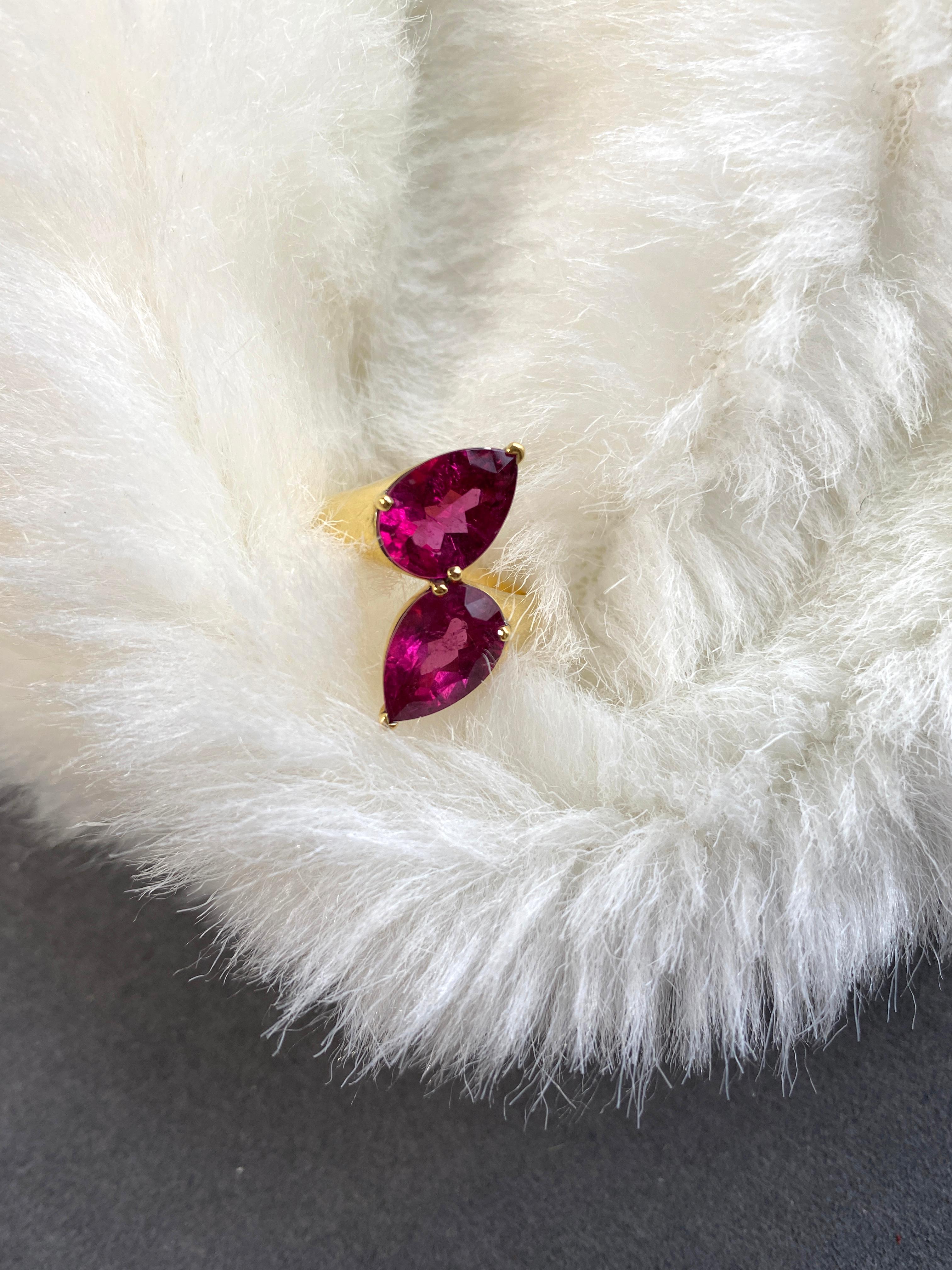 Einzigartiger birnenförmiger Turmalin-Twin-Lover-Ring aus 18K Gelbgold, aus der Kollektion 