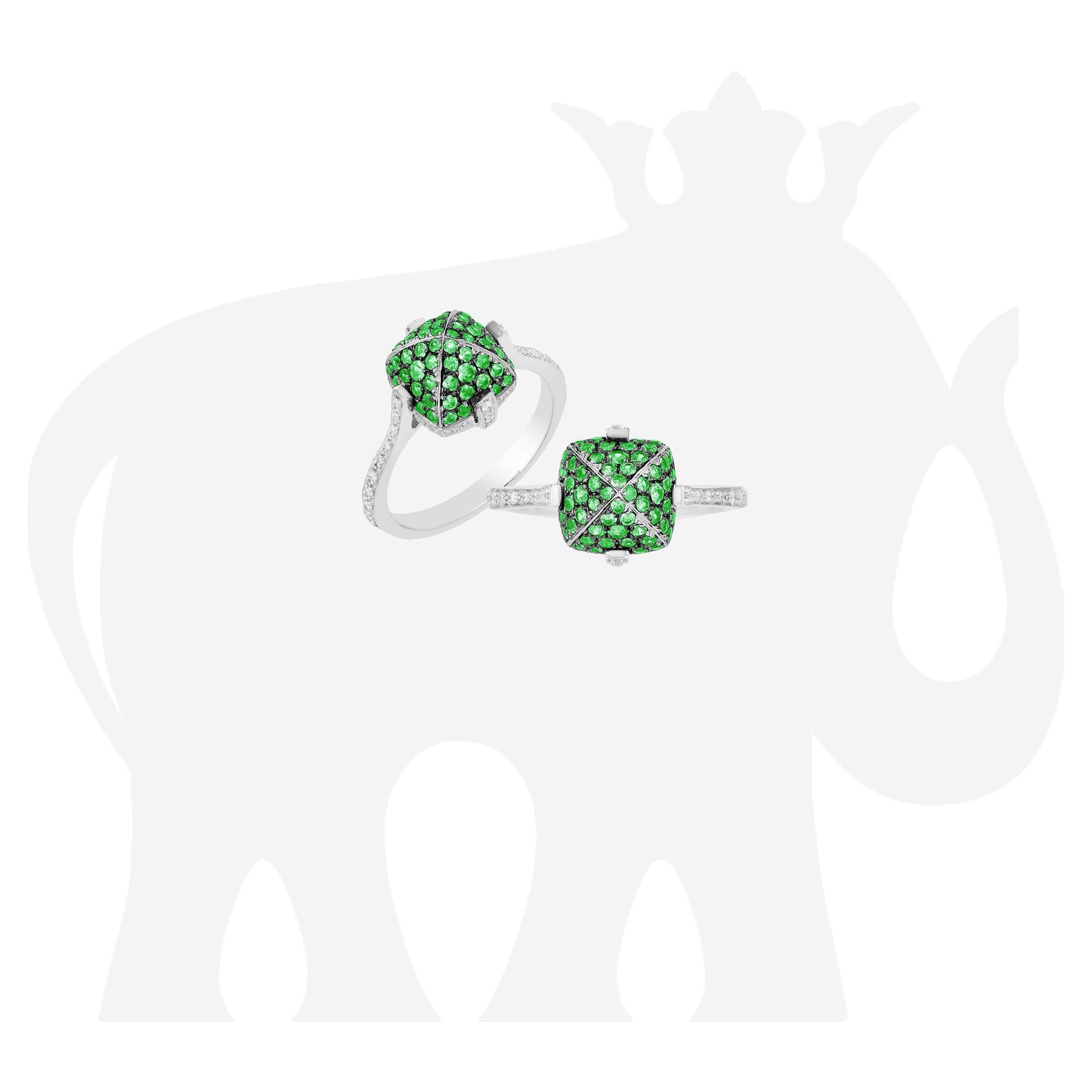La bague Tsavorites & Diamants en or blanc Sugarloaf Pave est un bijou exquis réalisé en luxueux or jaune 18 carats. Cette bague saisissante présente un design captivant avec des diamants éblouissants, créant un équilibre parfait entre élégance et