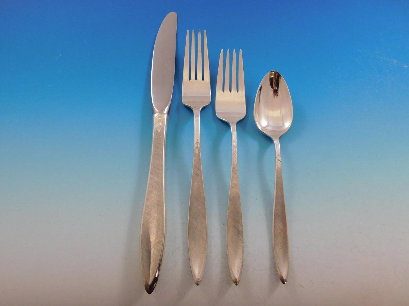 Service de couverts Monumental Gossamer by Gorham en argent sterling, 97 pièces, avec poignées au fini mat brossé. Cette finition brossée permet d'éviter l'apparition d'empreintes digitales et de rayures. L'ensemble comprend

12 couteaux, 8 7/8