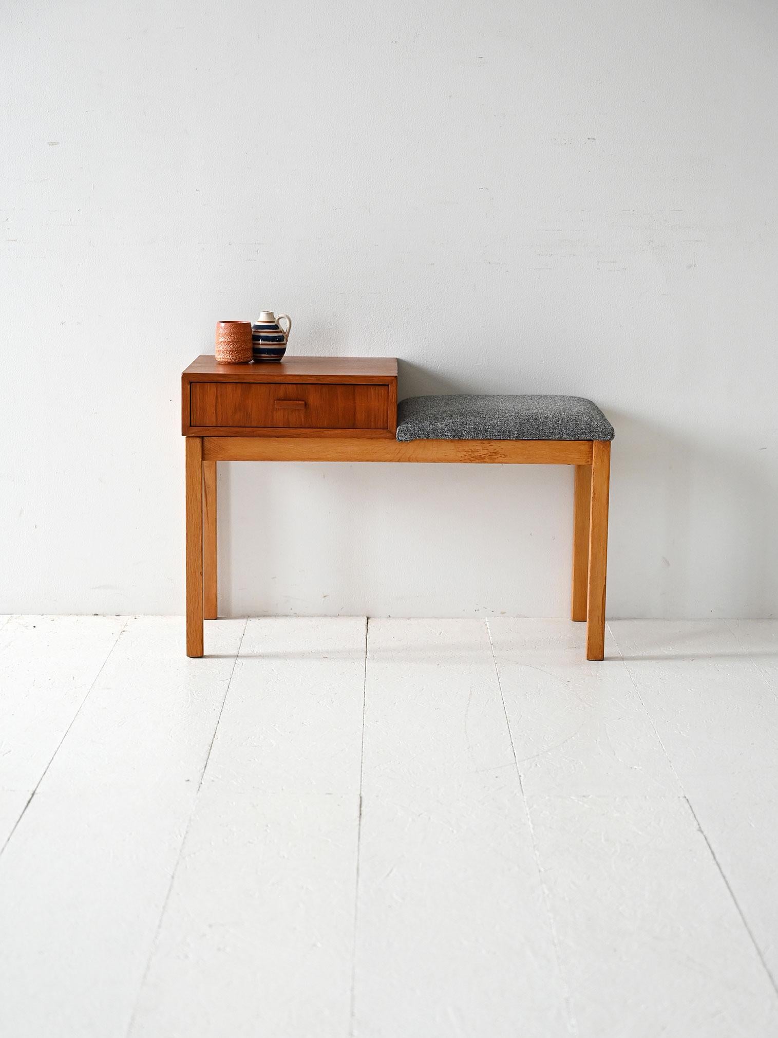 Chaise Gossip avec base en chêne, tiroir en teck et coussin d'origine. L'étiquette du fabricant est présente.

Chaise de commère scandinave produite par Svenska Kompaniet. Le cadre en chêne abrite un tiroir en teck avec une poignée en saillie,