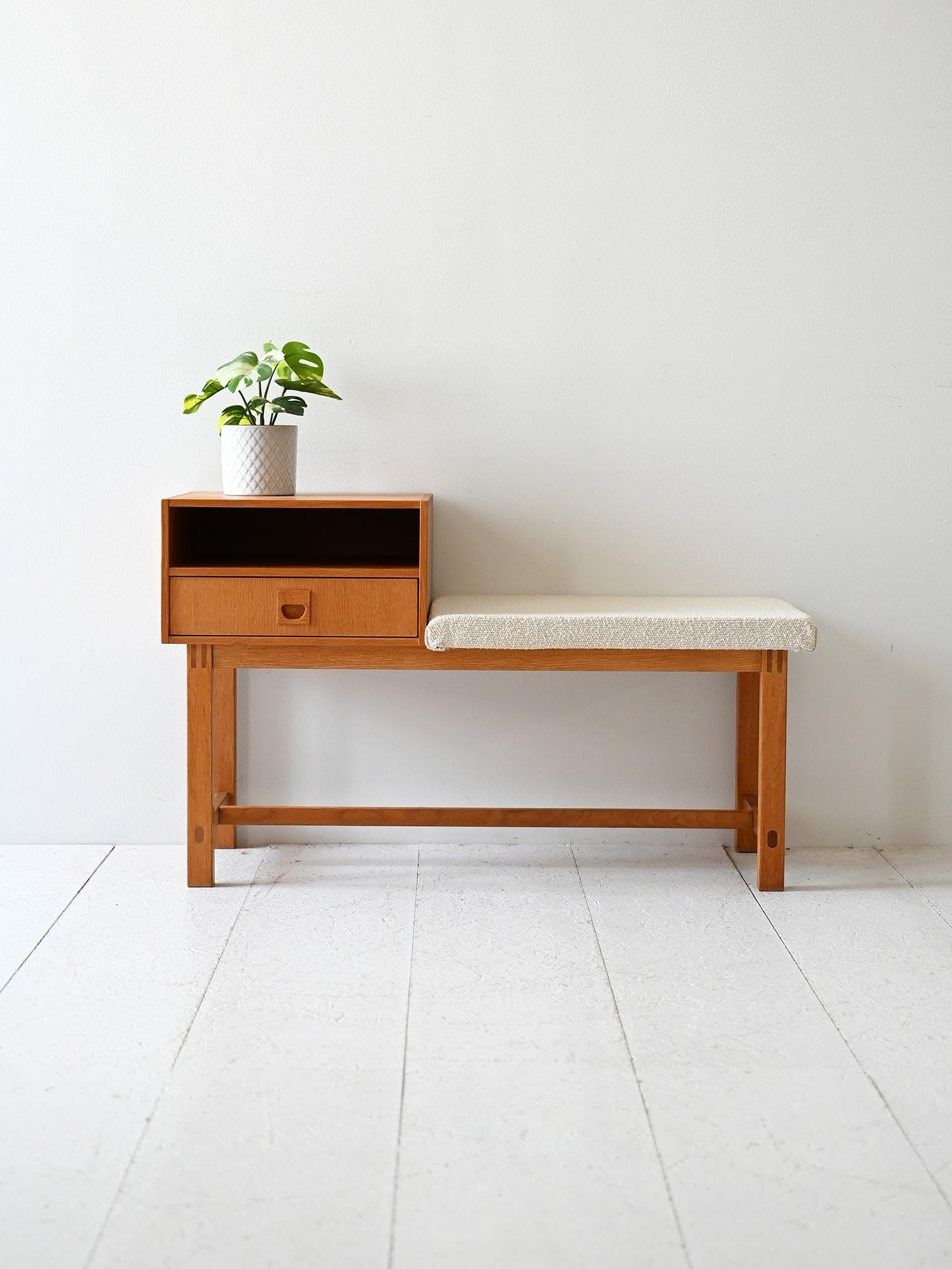 Skandinavische Eichenbank im Vintage-Stil mit neu gepolstertem Baumwollbouclé-Kissen und kleiner Seitenschublade.

Gossip-Stuhl aus skandinavischer Eiche, mit sichtbarer Verriegelungsstruktur und gepolstertem Sitz, kürzlich neu gepolstert mit