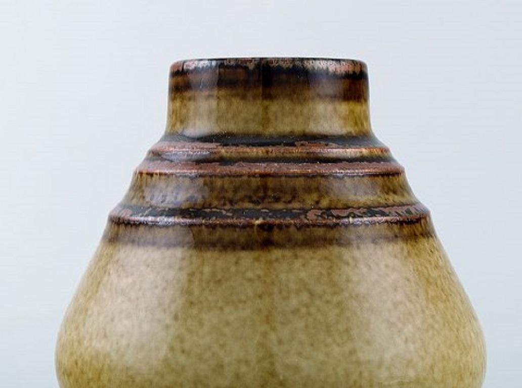 Gösta Andersson for Rörstrand. Vase in glazed ceramics, mid-20th century.
Measures: 19 x 5 cm.
In very good condition.
1st factory quality.
Stamped.