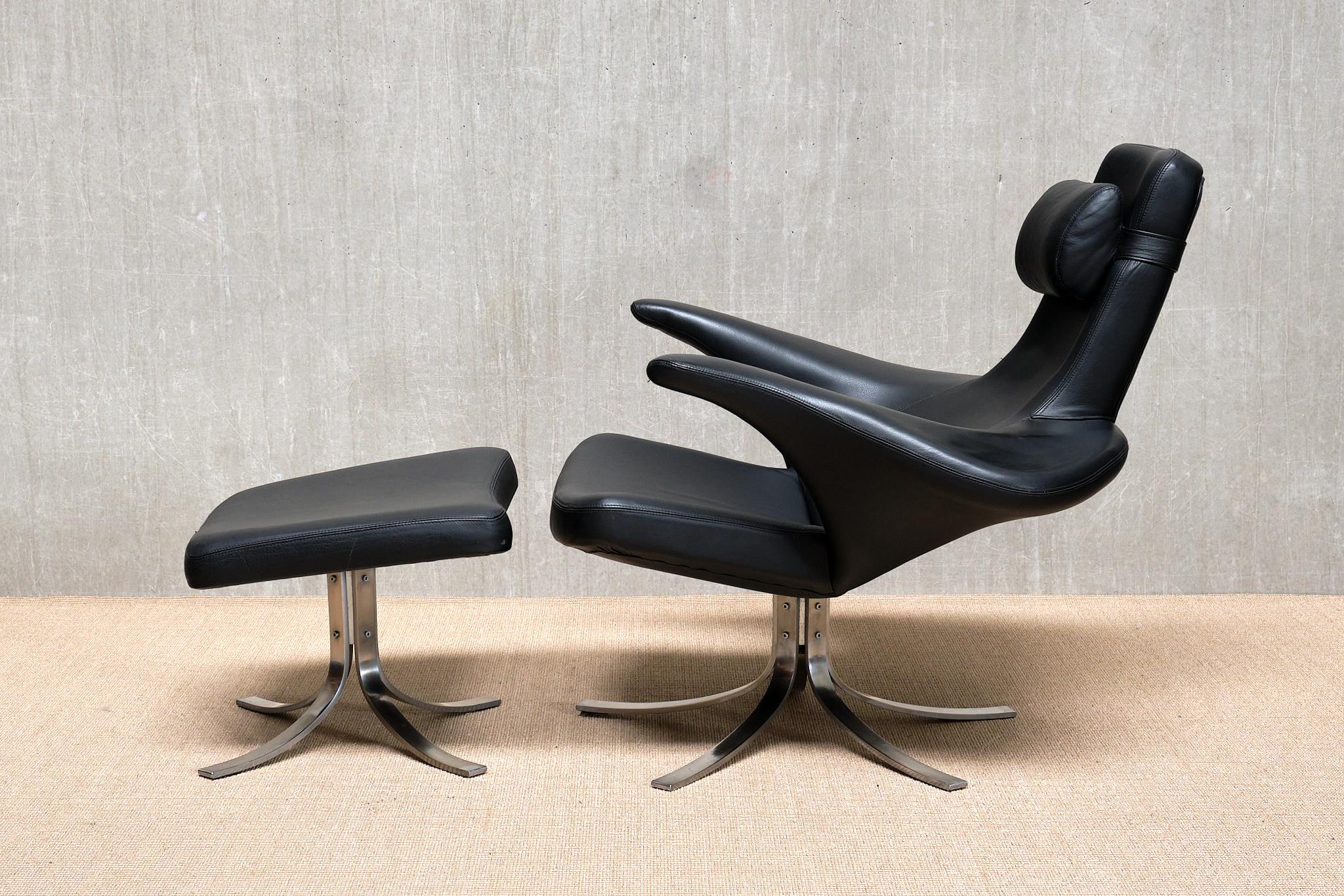 This exceptionally rare armchair with matching footrest was designed by Gösta Berg and Stenerik Eriksson in the late 1960s. The model was produced by Fritz Hansen in Denmark as number 9601 and is better known as the Måsen (Seagull) chair. It was