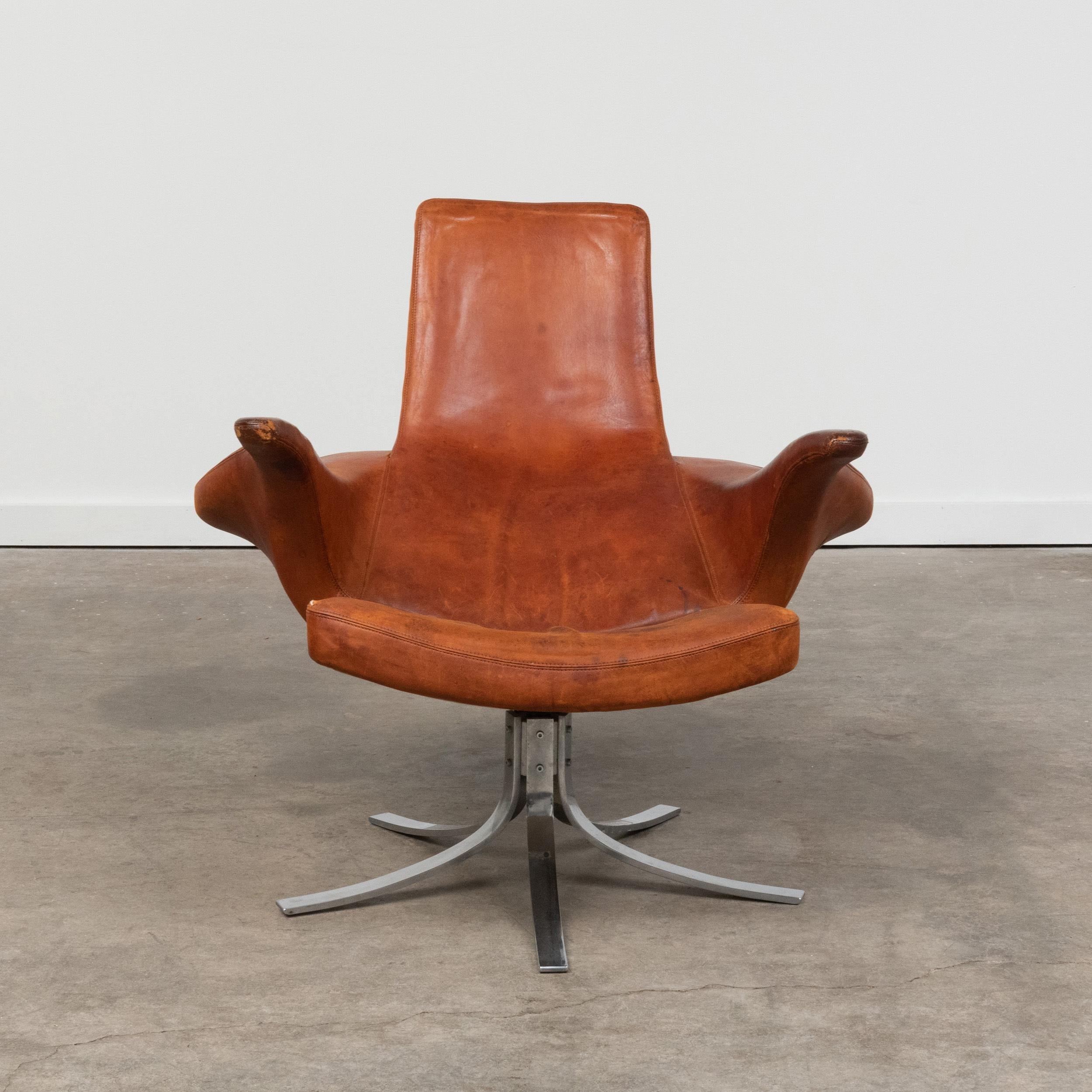 The 'Seagull' swivel chair by Gosta Berg and Stenerik Eriksson in chrome and cognac-colored leather for Fritz Hansen. This iconic chair was produced from 1968-1973 in small numbers and is a much sought-after design. The chair is early and has its