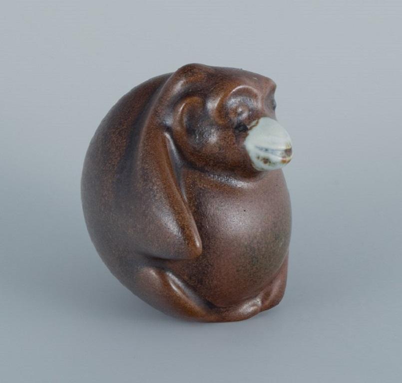 Gösta Grähs pour Rörstrand (actif de 1982 à 1986), singe en céramique.
Glaçage dans les tons de brun.
1980s.
Parfait état.
Première qualité d'usine.
Dimensions : D 6,0 x H 7,0 cm.