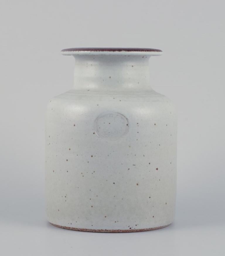 Gösta Grähs für Rörstrand, Schweden. 
Vase aus Keramik mit grauer Glasur.
1960er/70er Jahre.
Markiert.
Perfekter Zustand.
Erste Fabrikqualität.
Abmessungen: T 11,0 cm x T 14,5 cm.
