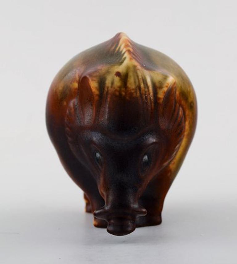 Gösta Grähs para Rörstrand, jabalí joven, cerámica.
El esmalte en tonos marrones.
Medidas: 8 cm. x 7,5 cm.
Perfecto estado, 1ª calidad de fábrica.
