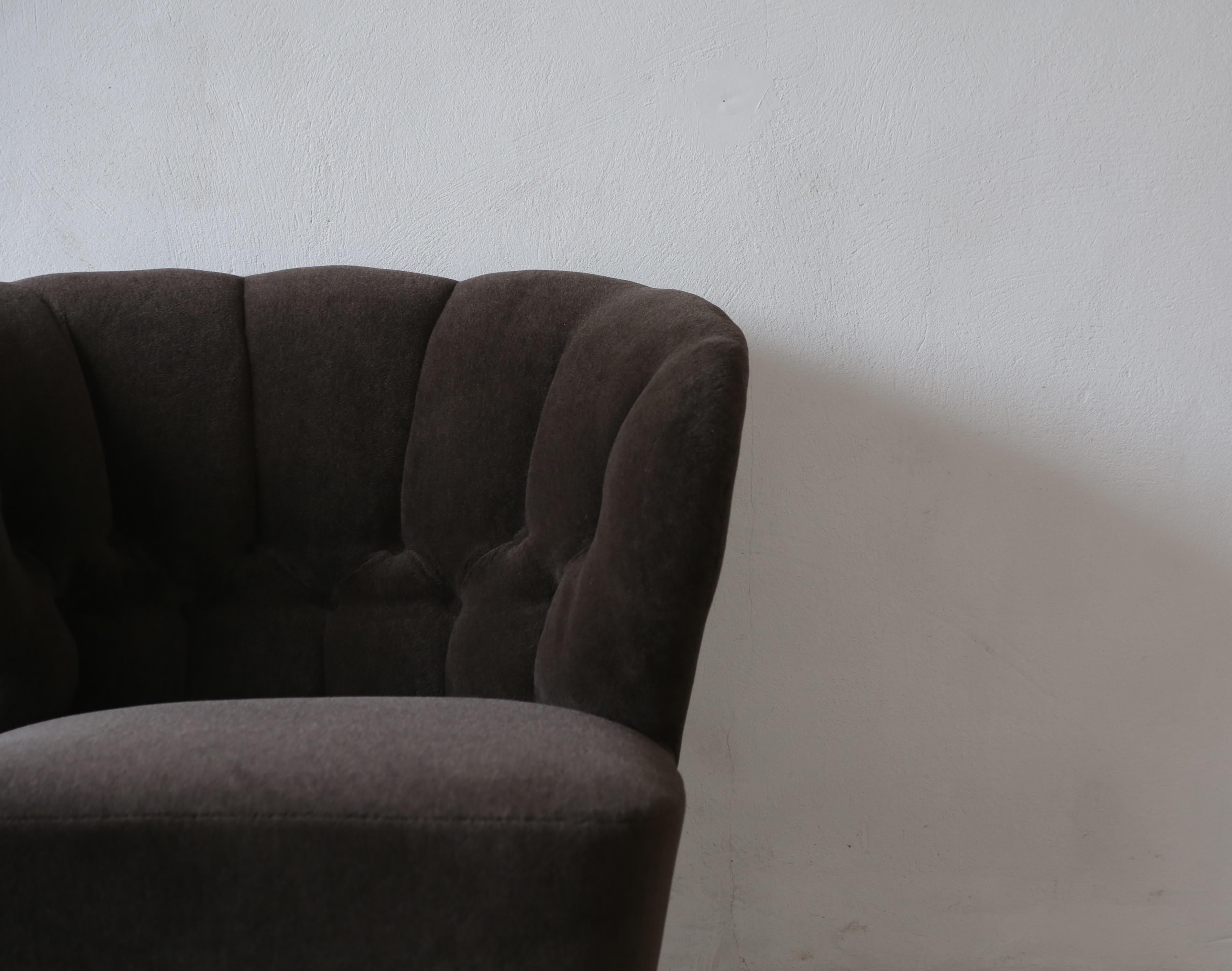 Gösta Jonsson Attributed Lounge Chair, 1950er Jahre, Schweden, reines Alpaka-Gewebe im Angebot 10