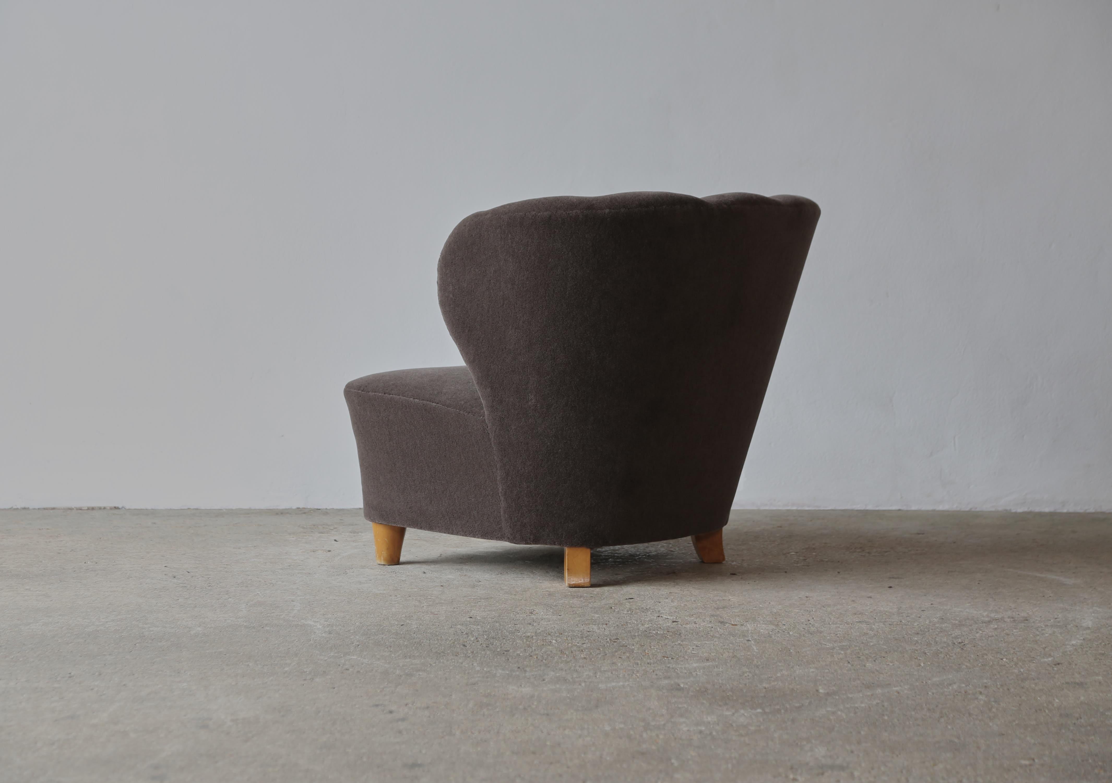 Gösta Jonsson Attributed Lounge Chair, 1950er Jahre, Schweden, reines Alpaka-Gewebe (Schwedisch) im Angebot