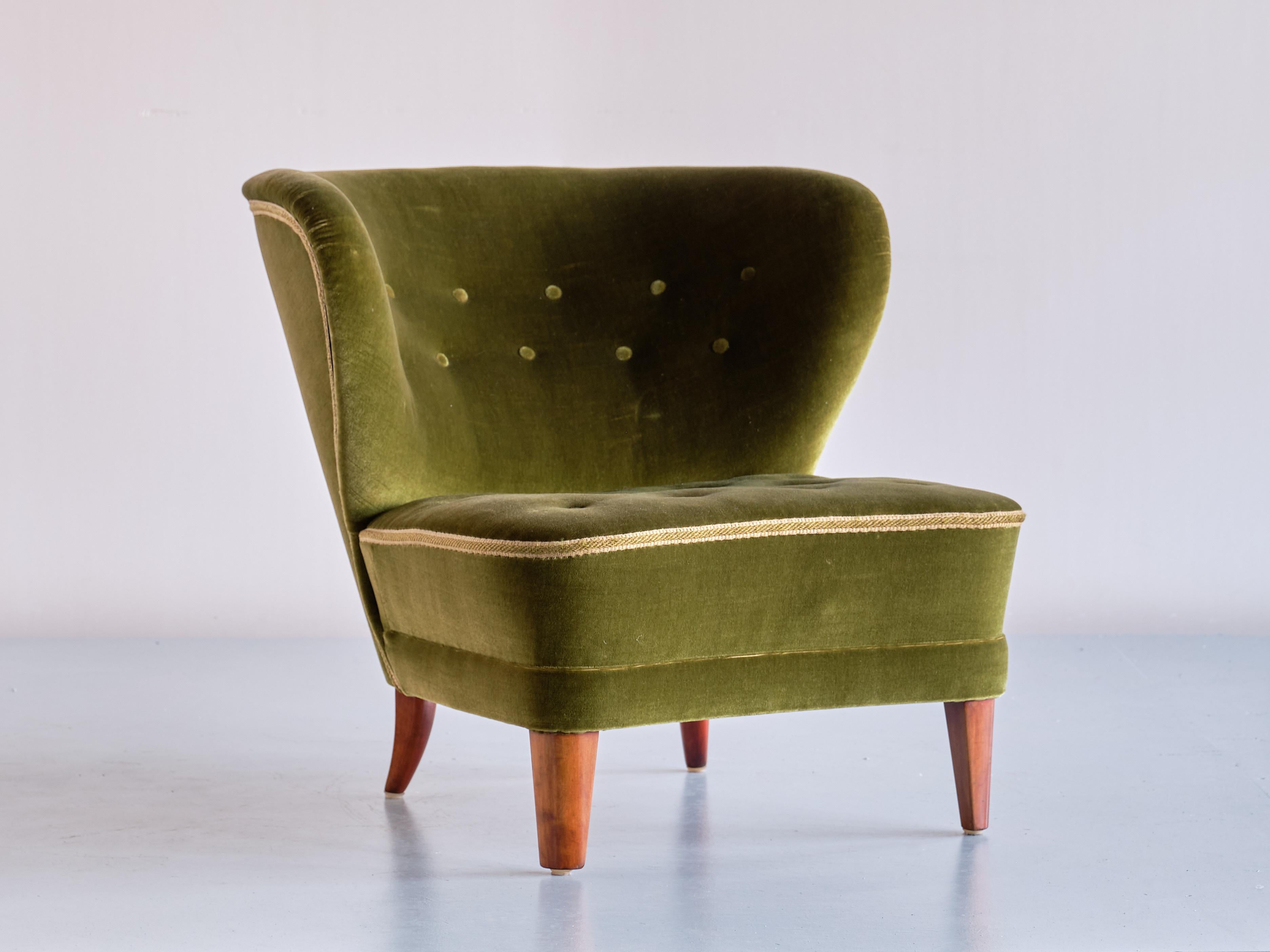 Scandinavian Modern Gösta Jonsson Lounge Chair in Green Mohair Velvet and Beech, Sweden, 1940s