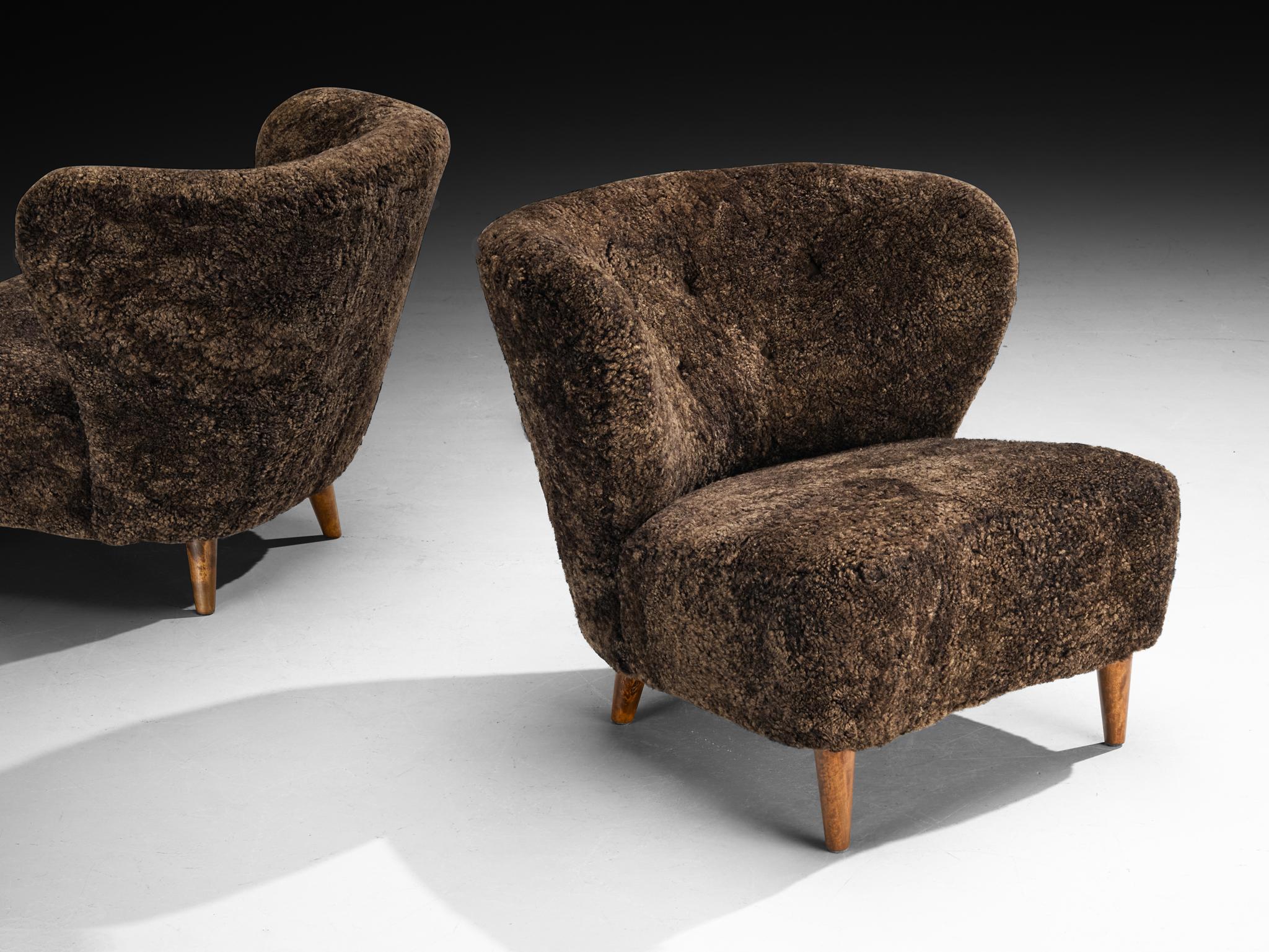 Gösta Jonsson Pareja de sillones de piel de oveja marrón oscuro Escandinavo moderno en venta