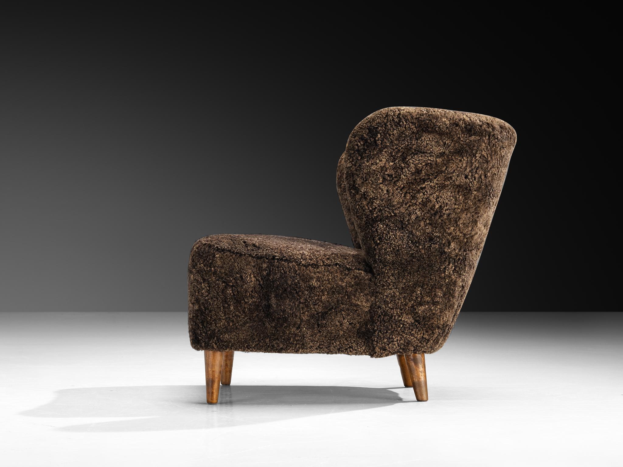 Gösta Jonsson Pareja de sillones de piel de oveja marrón oscuro Danés en venta