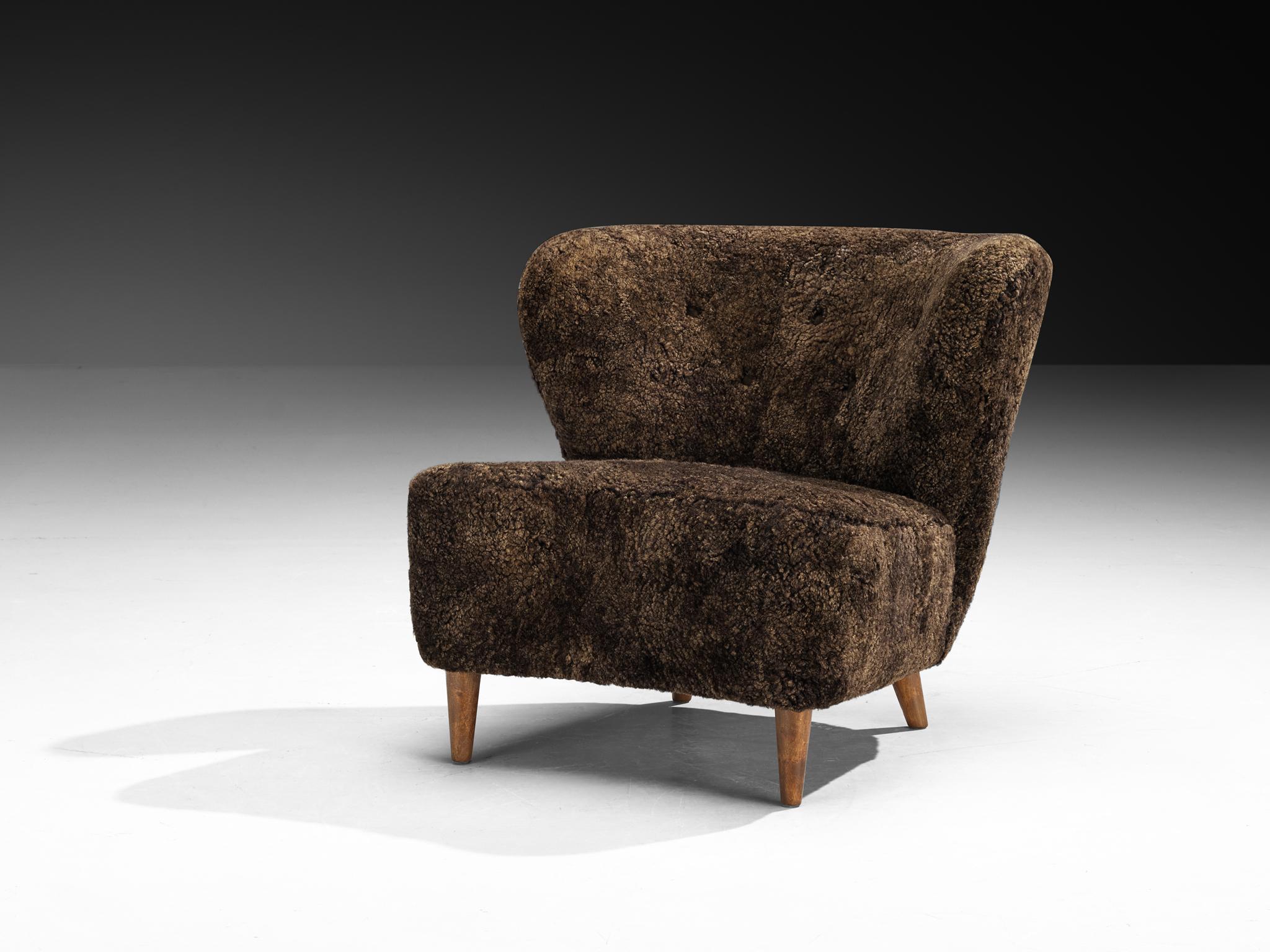 Gösta Jonsson Pareja de sillones de piel de oveja marrón oscuro en venta 1