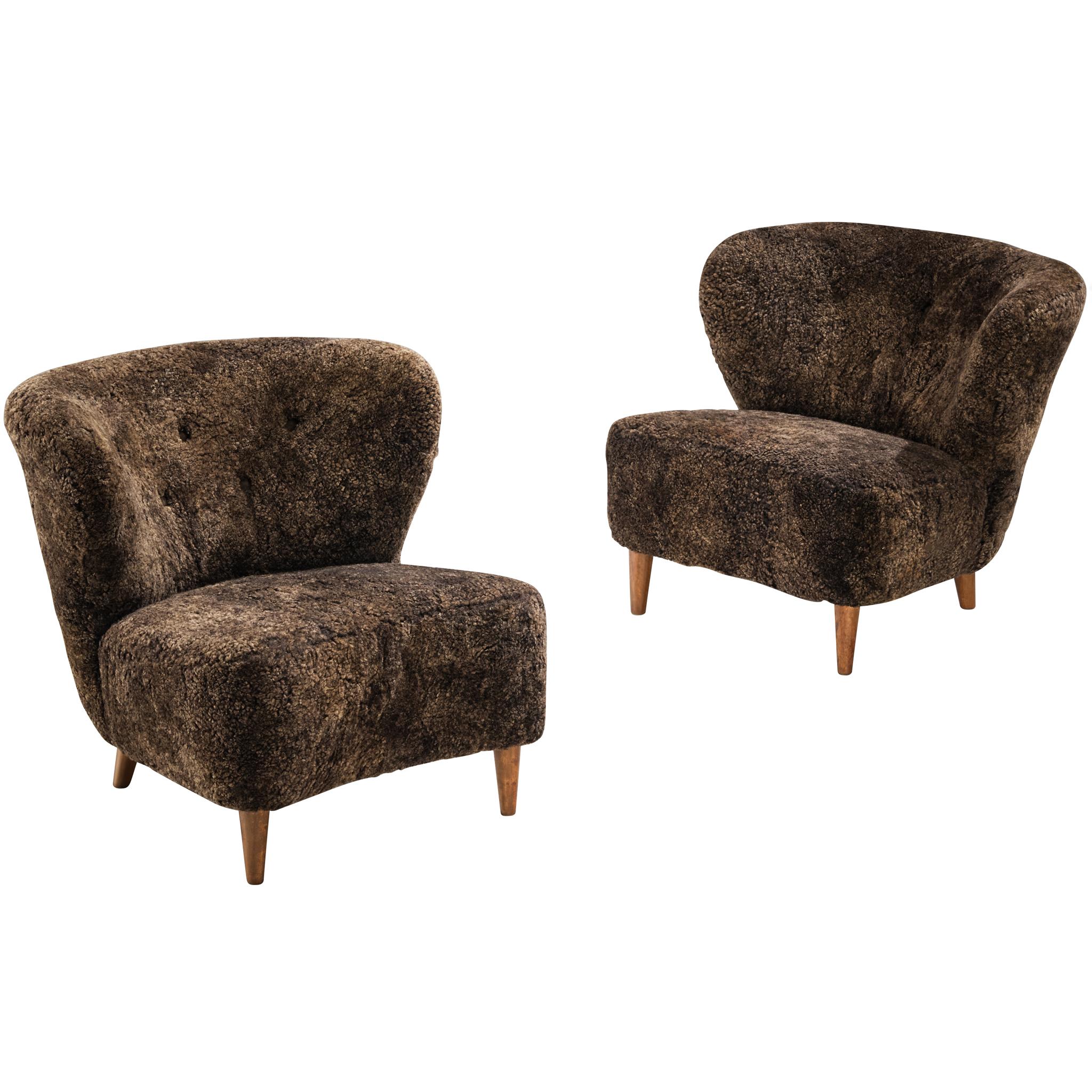 Gösta Jonsson Paire de chaises longues en peau de mouton marron foncé