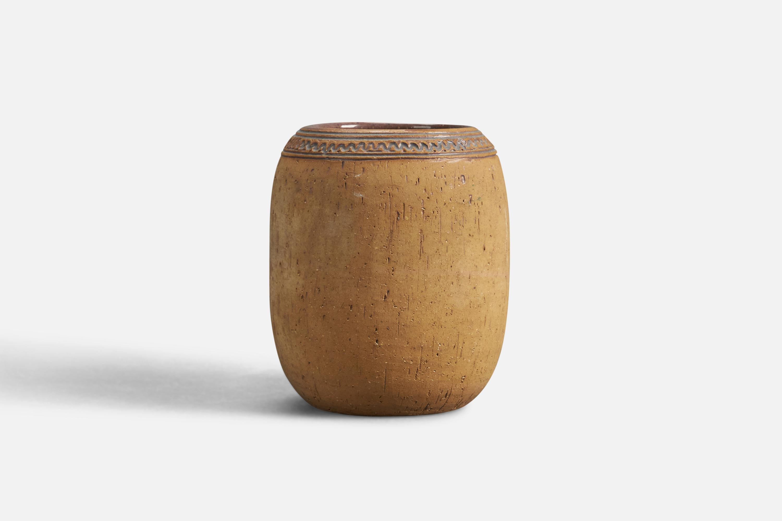 Vase en grès conçu par Gösta Löthman et produit à Hjo, en Suède, dans les années 1970.