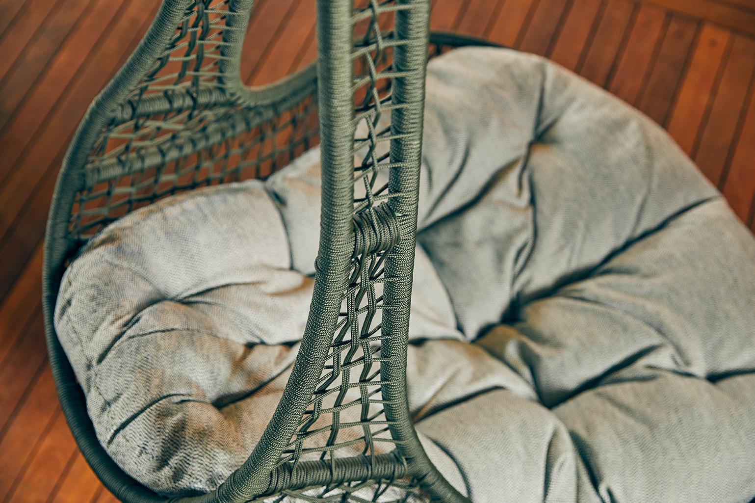 Chaise suspendue brésilienne contemporaine tapissée Gota de Lattoog en vente 2