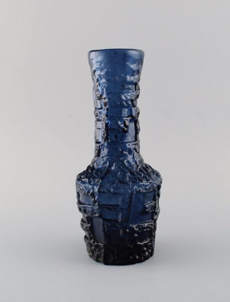Göte Augustsson (1917-2004) für Ruda. Zwei Vasen aus blauem mundgeblasenem Kunstglas. 
Schwedisches Design, 1960er Jahre.
Größte Maße: 22 x 9,5 cm.
In ausgezeichnetem Zustand.