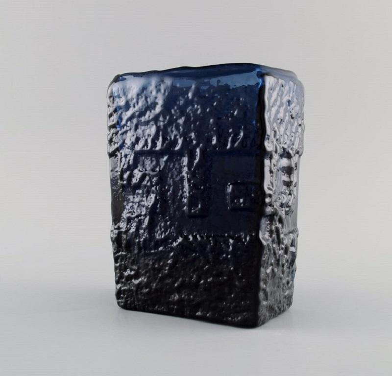 Göte Augustsson (1917-2004) pour Ruda. Deux vases en verre d'art soufflé à la bouche de couleur bleue. Design suédois, années 1960.
Les plus grandes mesures : 22 x 9,5 cm.
En parfait état.