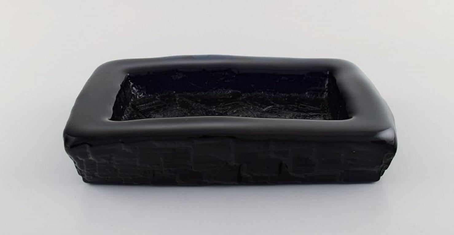 Göte Augustsson (1917-2004) pour Ruda. Vase et deux bols en verre d'art soufflé à la bouche de couleur bleue. 
Design suédois, années 1960.
Le bol bas mesure : 24 x 17 x 4,2 cm.
Le bol mesure : 17 x 11 cm.
En parfait état.
Autocollant.