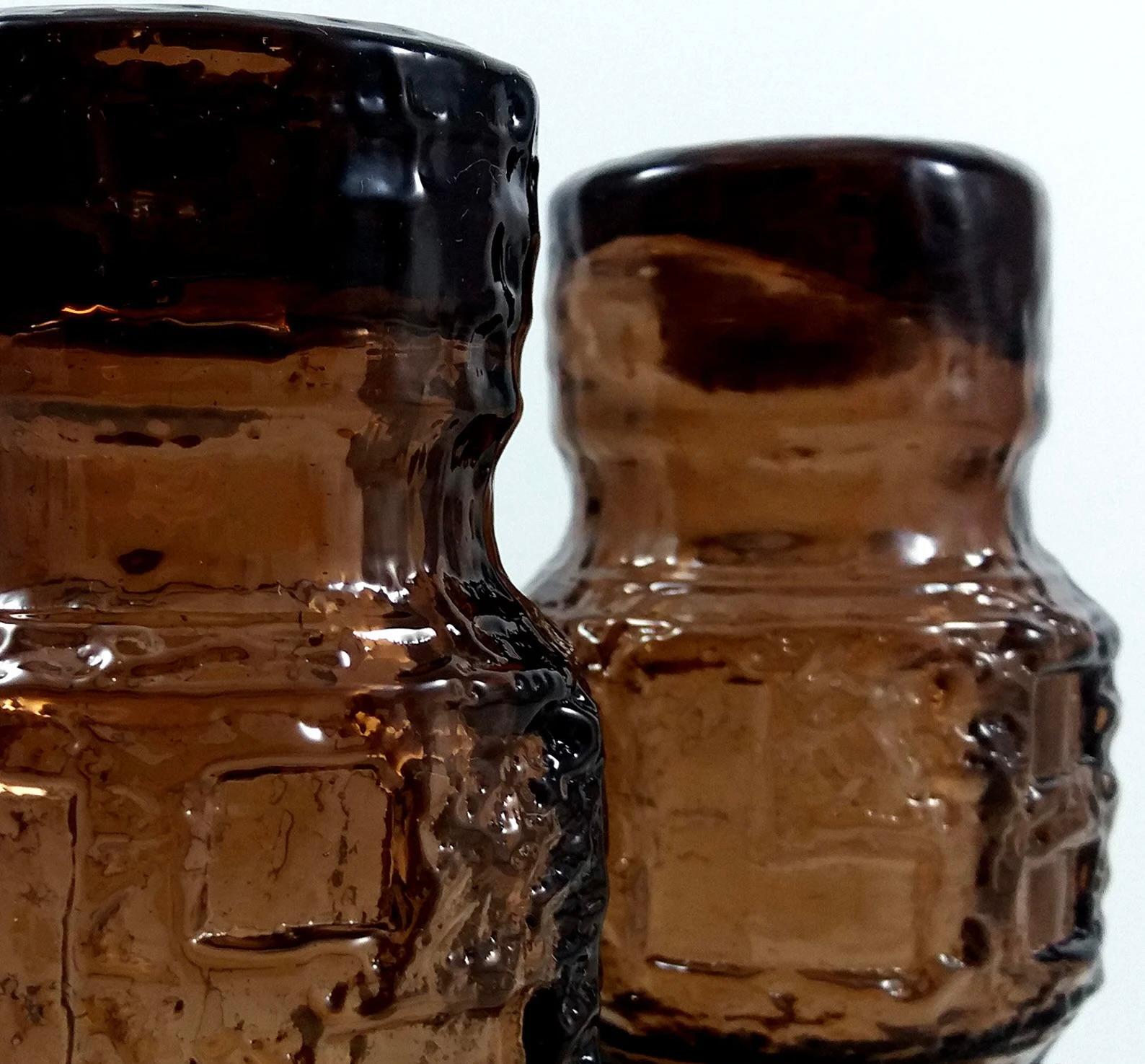 Bougeoirs scandinaves texturés en verre brun Ruda Glasbruk du milieu du siècle dernier  en vente 1