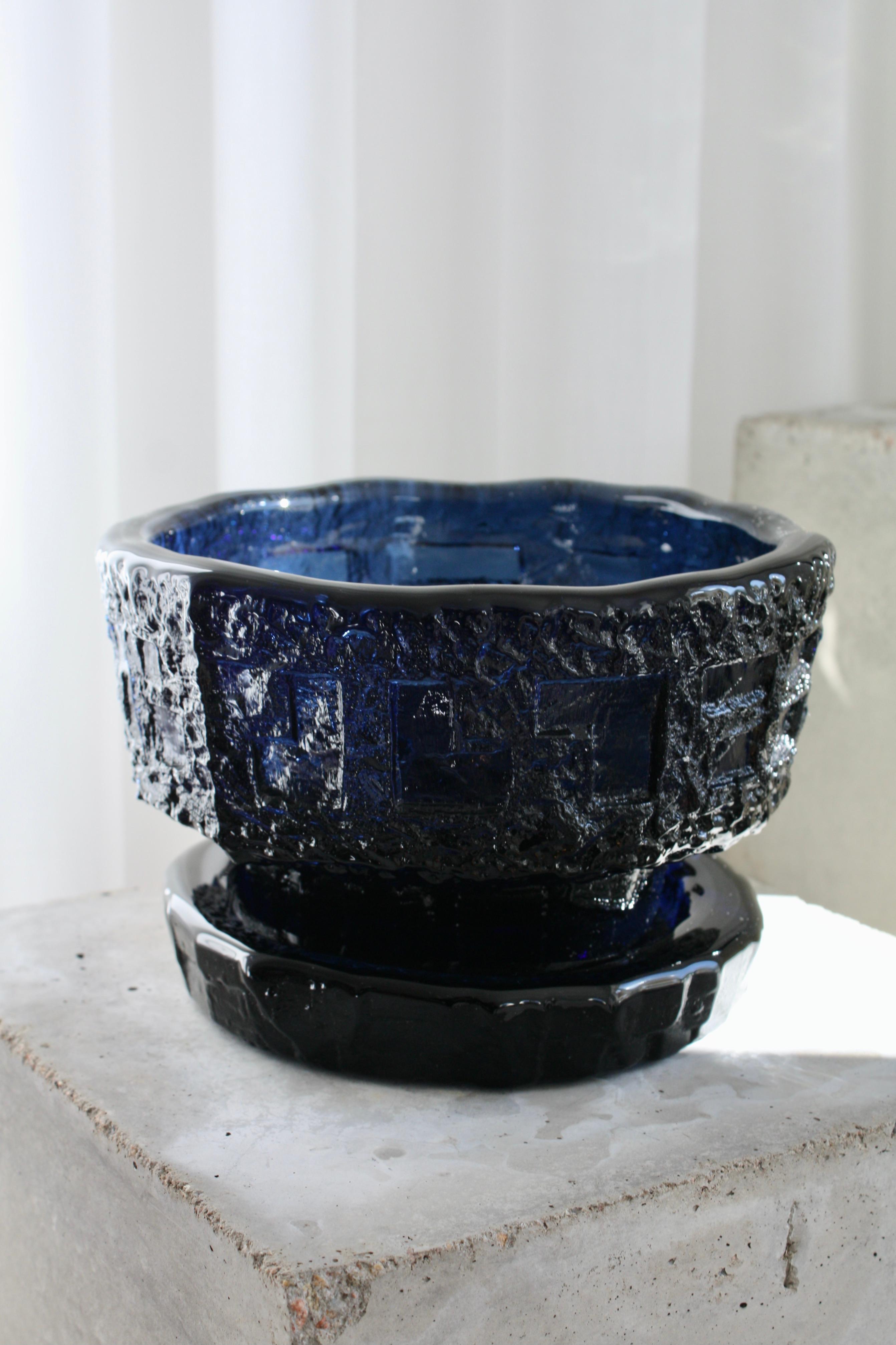 Rare Scandinavian glass set designed by Göte Augustsson for Ruda Glasbruk, Sweden, mid-20th century. This example from the sought-after “Kobolt” series showcases the masterful use of deep cobalt blue glass, a hallmark of Swedish modernist