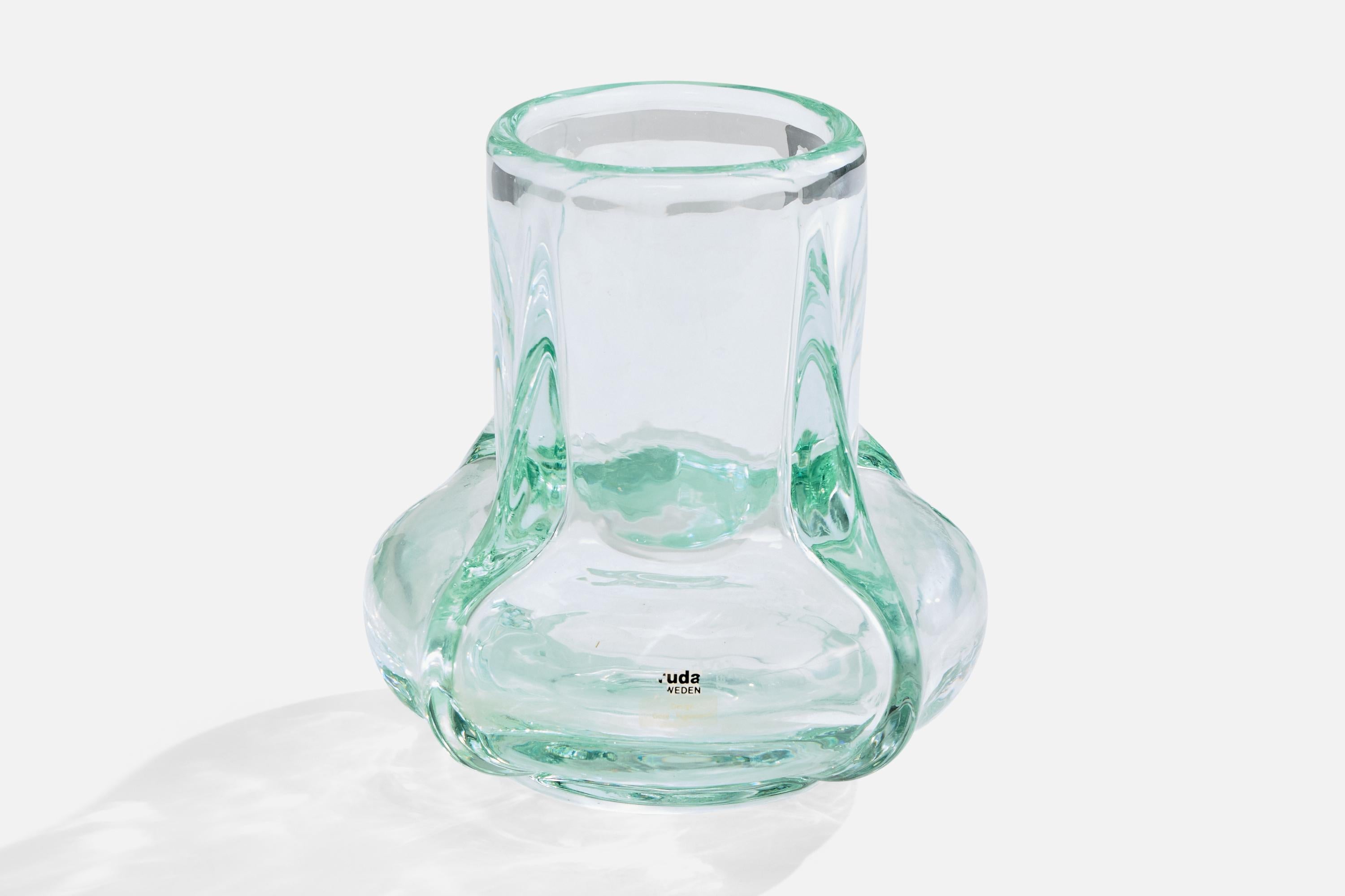 Jarrón de vidrio soplado diseñado por Göte Augustsson y producido por Ruda Glasbruk, Suecia, c. 1960

Dimensiones totales (pulgadas): 7,0