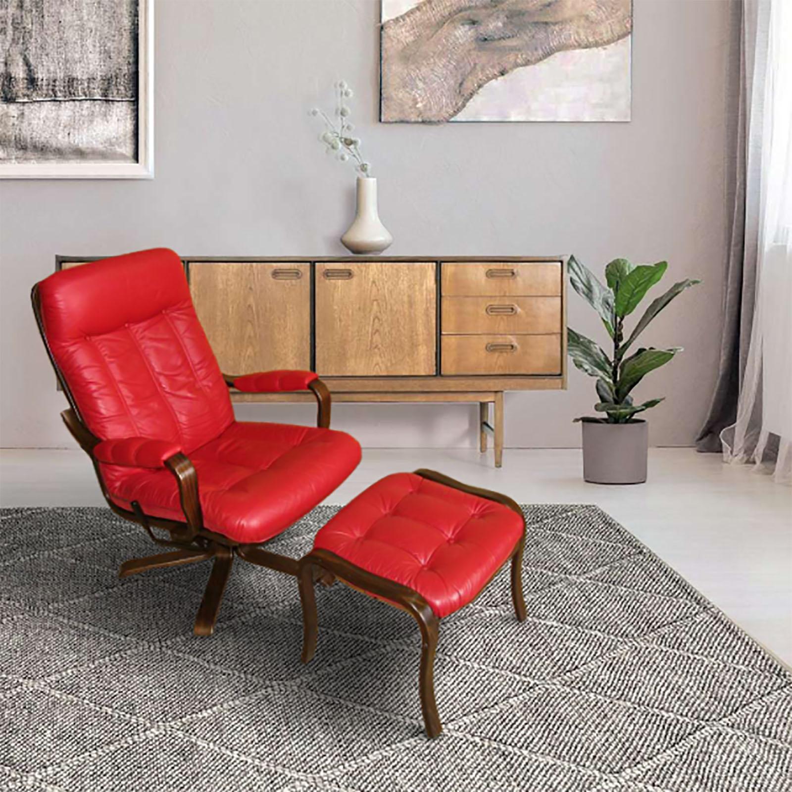 Göte Möbel Drehsessel mit Fußstütze, Schweden, 1970er Jahre, 2 Sets verfügbar. Ein Set besteht aus 1 Sessel und 1 Fußstütze.
Sehr bequemer Drehsessel mit Fußstütze, Buche gebeizt mit rotem Softlederbezug. Die Unterseite der Polsterung ist mit rotem
