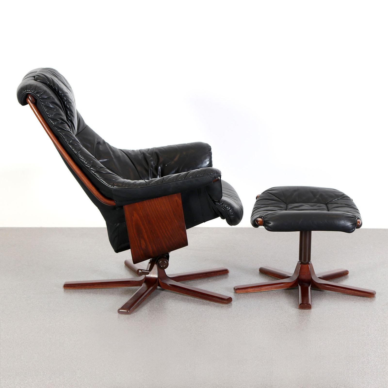 Göte Möbel Swivel armchair with footrest, Sweden, 1970s
Swivel armchair with footrest, stained beech with black leather upholstery. The seat is rotatable and in upward position adjustable. Original manufacturer label, marked under the bottom. Very