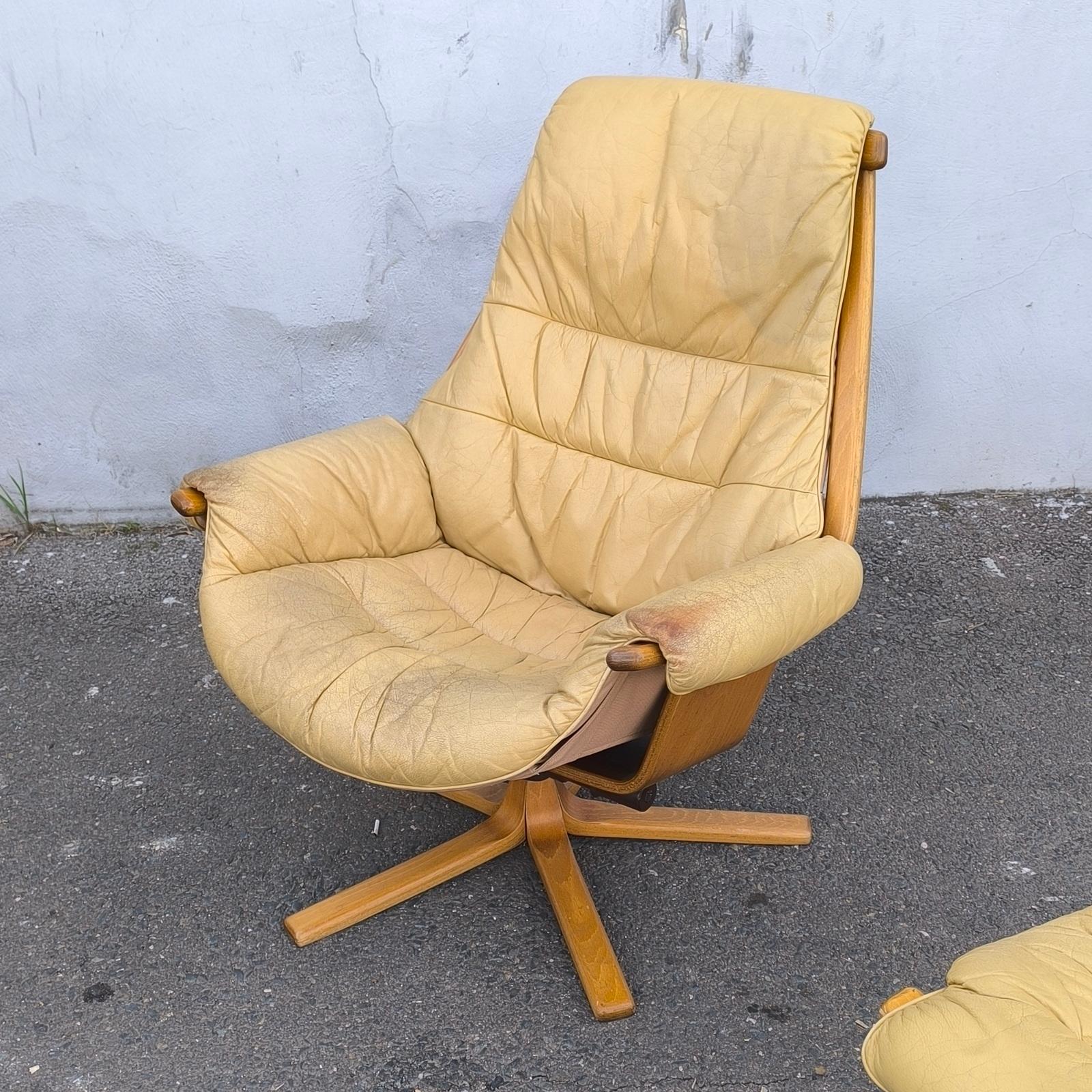 Göte Möbel Drehbarer Lehnsessel mit Fußstütze, Schweden, 1970er Jahre (Leder) im Angebot