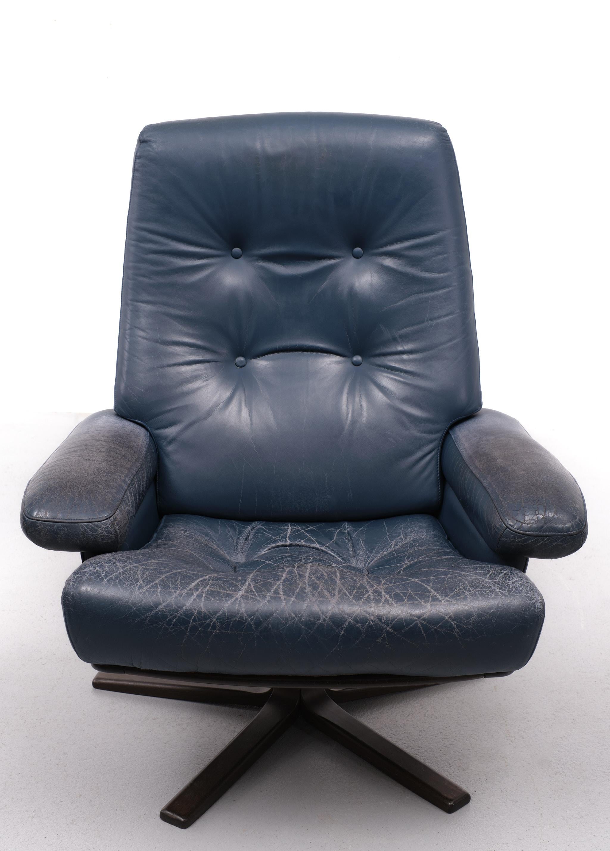 Blue Leather model Nässjö Lounge chair For Göte Möbler Sweden, 1960s 
Very Comfortable Vintage Swivel Lounge Chair. Blue Leather with lots off Patina.
Signed. used condition.