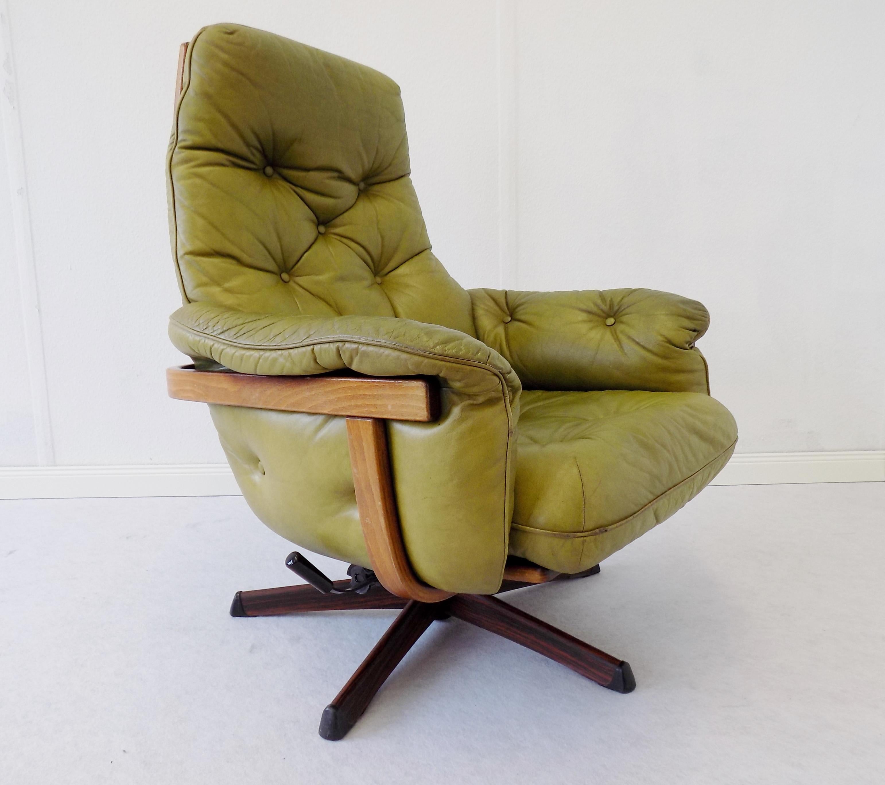 Typically 1970s green leather armchair from the Swedish manufacturer Göte Mobler. Leather is in good condition, only some usage signs on the corner of the seat cushion, the woodframe shows some small scratches on the back. Base made of steel with