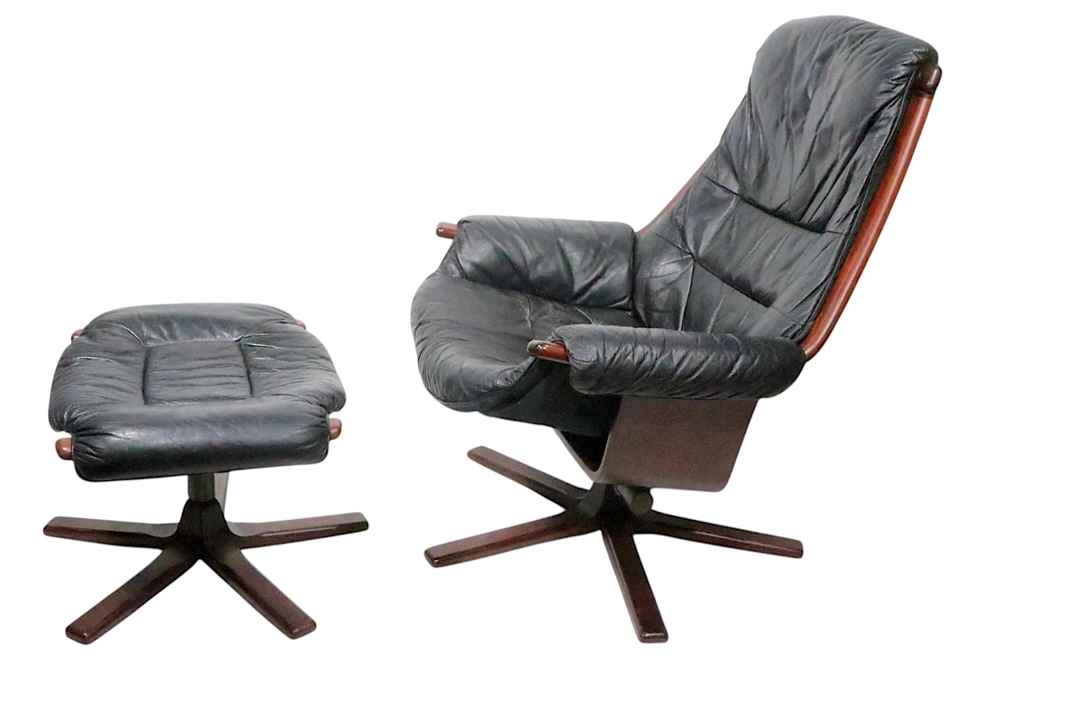 Gote Mobler Nassjo Dreh-Loungesessel und Ottomane aus der Mitte des Jahrhunderts Schweden ca. 1960er Jahre (Schwedisch) im Angebot