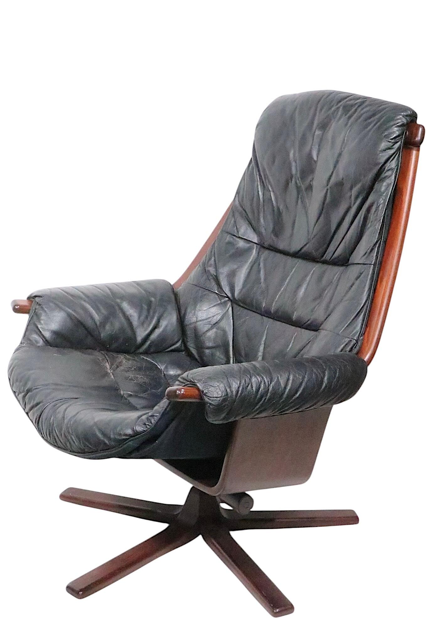 Gote Mobler Nassjo Dreh-Loungesessel und Ottomane aus der Mitte des Jahrhunderts Schweden ca. 1960er Jahre im Zustand „Gut“ im Angebot in New York, NY