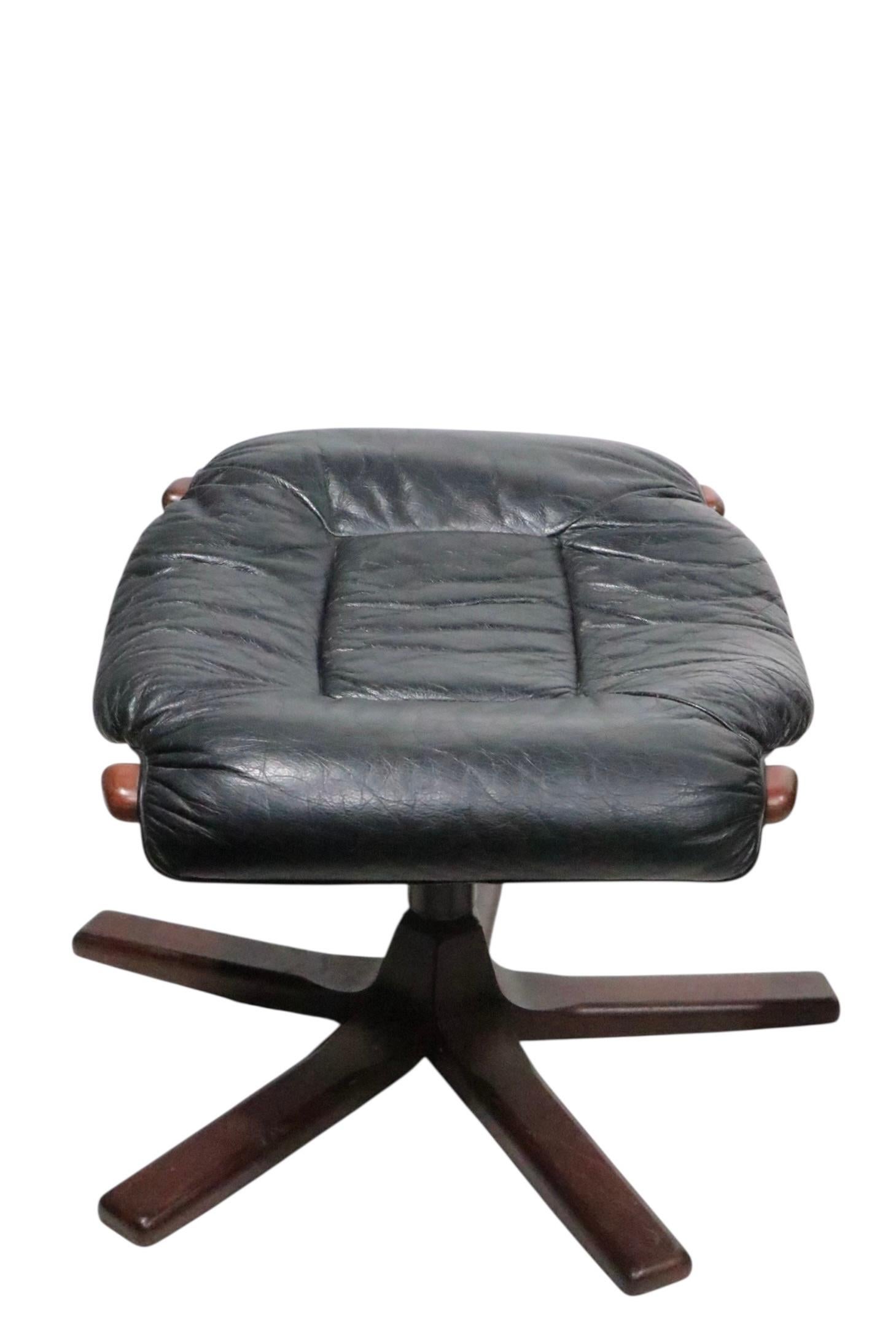 Gote Mobler Nassjo Dreh-Loungesessel und Ottomane aus der Mitte des Jahrhunderts Schweden ca. 1960er Jahre (20. Jahrhundert) im Angebot