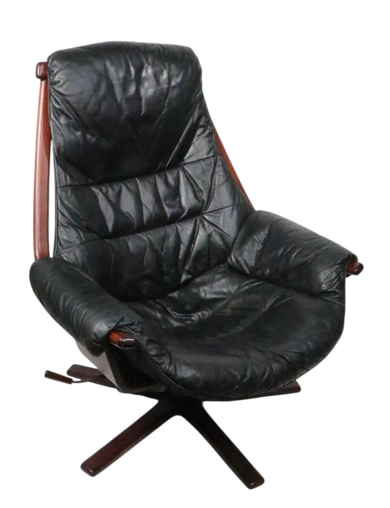 Gote Mobler Nassjo Dreh-Loungesessel und Ottomane aus der Mitte des Jahrhunderts Schweden ca. 1960er Jahre (Leder) im Angebot