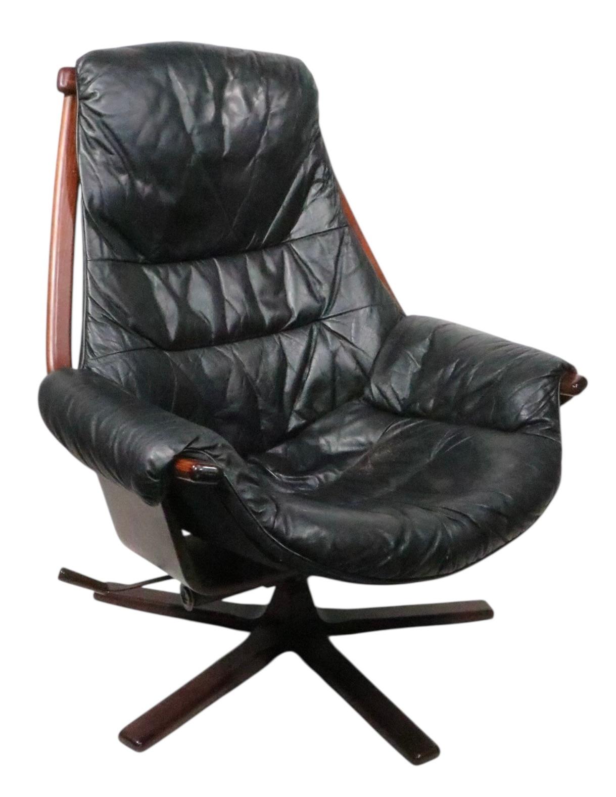 Gote Mobler Nassjo Dreh-Loungesessel und Ottomane aus der Mitte des Jahrhunderts Schweden ca. 1960er Jahre im Angebot 1