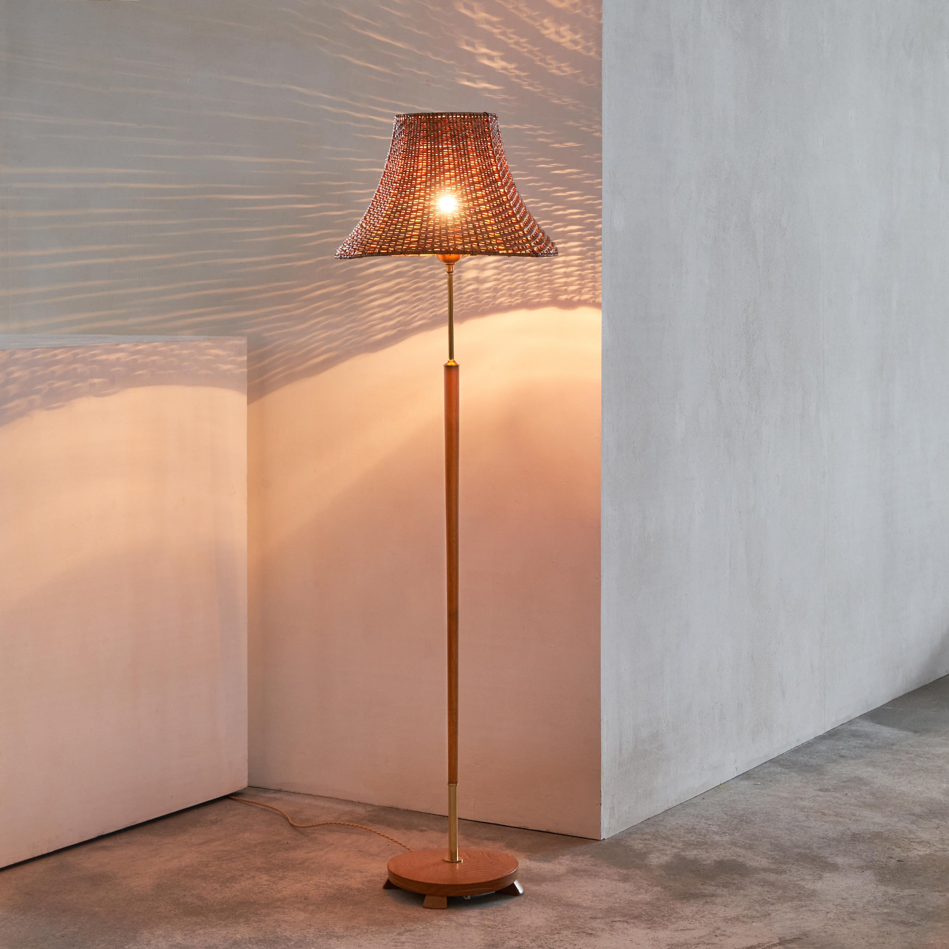 Göteborgs Armaturhantverk floor lamp in oak and patinated brass. Sweden, 1950s.

This is a wonderful midcentury floor lamp of Swedish origin. Made by Göteborgs Armaturhantverk this lamp features a beautiful combination of light oak, brass and