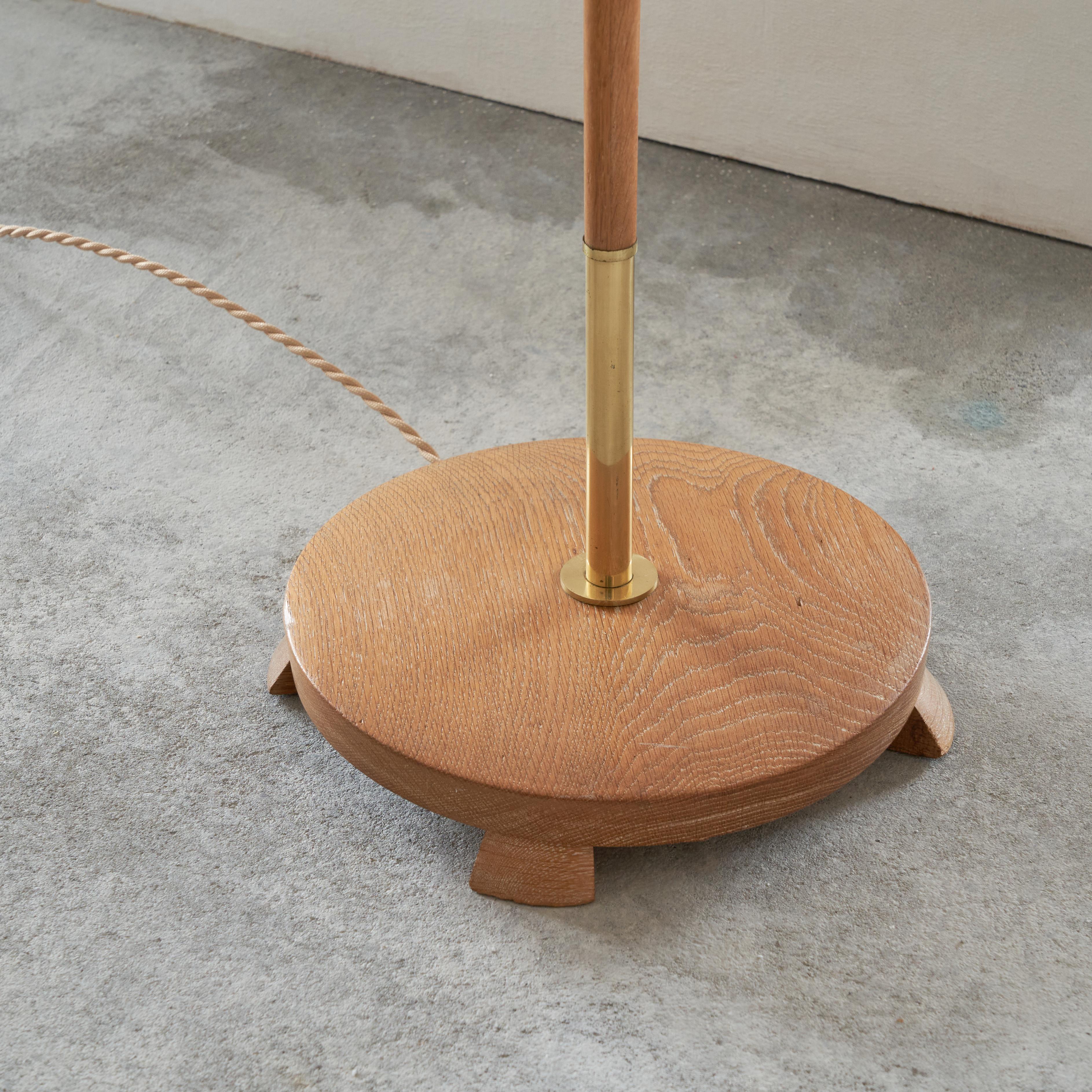 Hand-Crafted Göteborgs Armaturhantverk Floor Lamp in Oak and Patinated Brass, 1950s