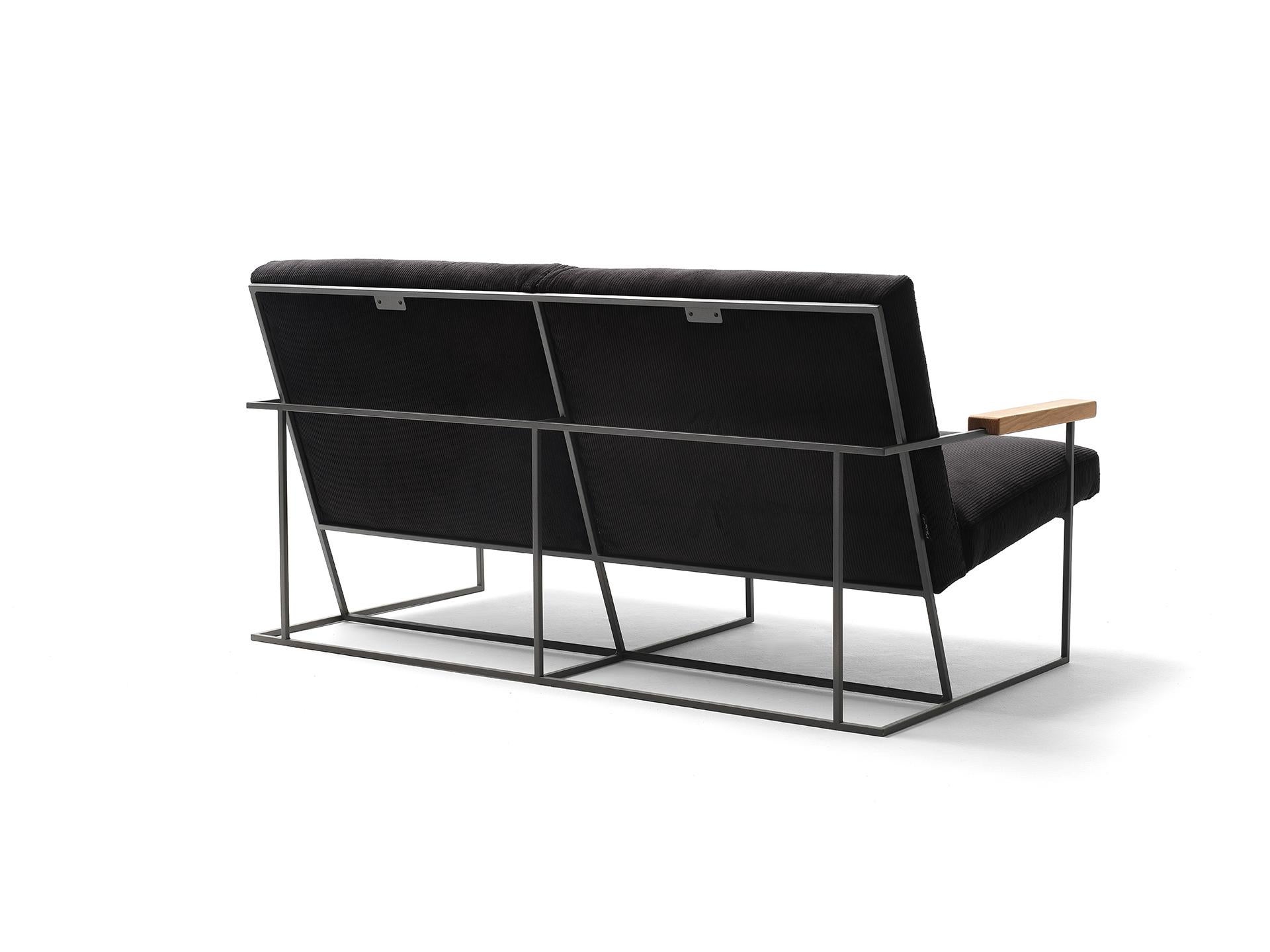 The distinctive linear geometry and the visual lightness of the Gotham 2-seater come from its metal frame, a clean aerial structure that holds the seat and backrest cushions. These in contrast are generous and voluminous thus creating a visual