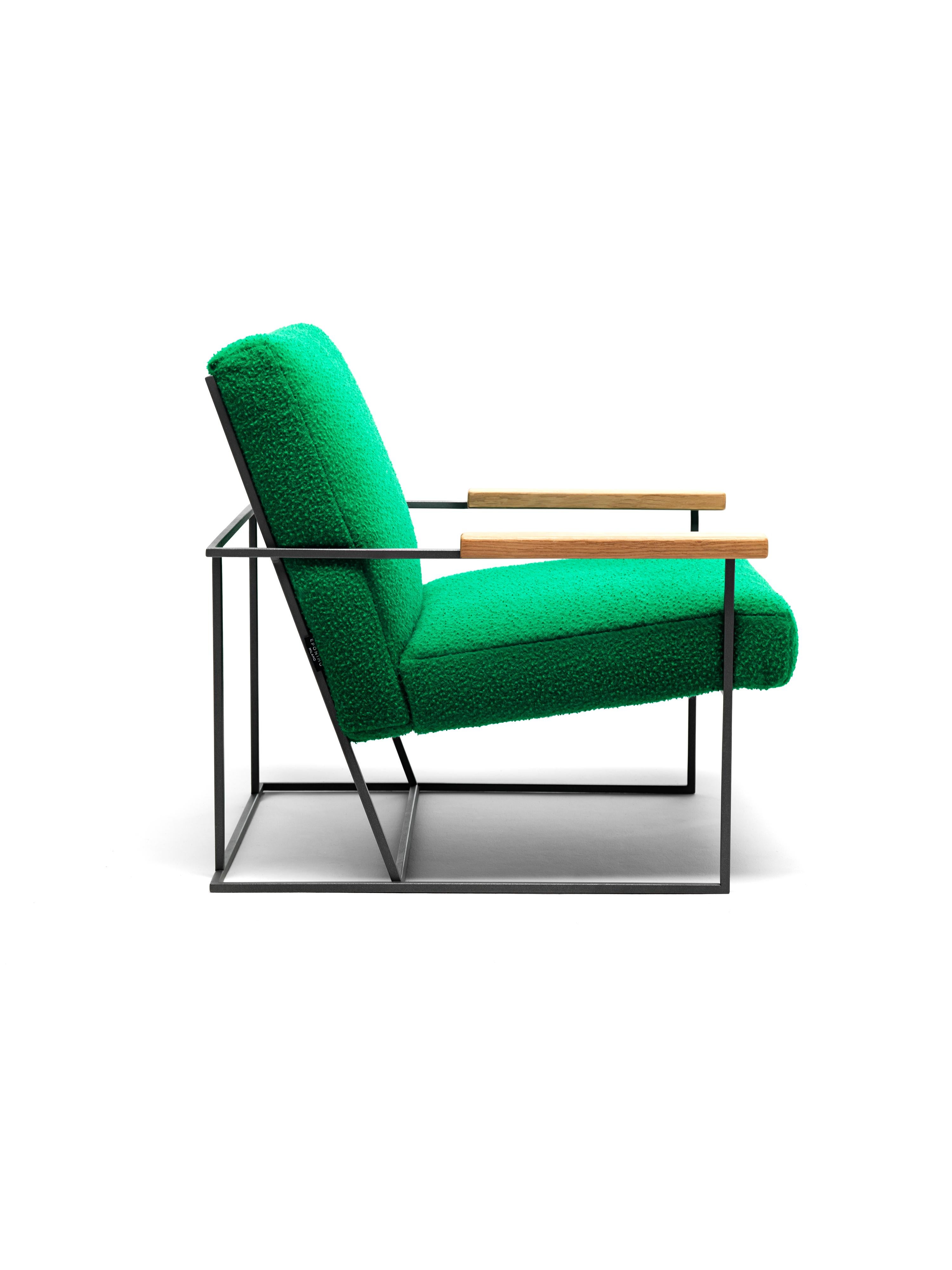 La géométrie linéaire distinctive et la légèreté visuelle du fauteuil Gotham proviennent de son cadre métallique, une structure aérienne épurée qui accueille les coussins de l'assise et du dossier. Ces derniers, en revanche, sont généreux et