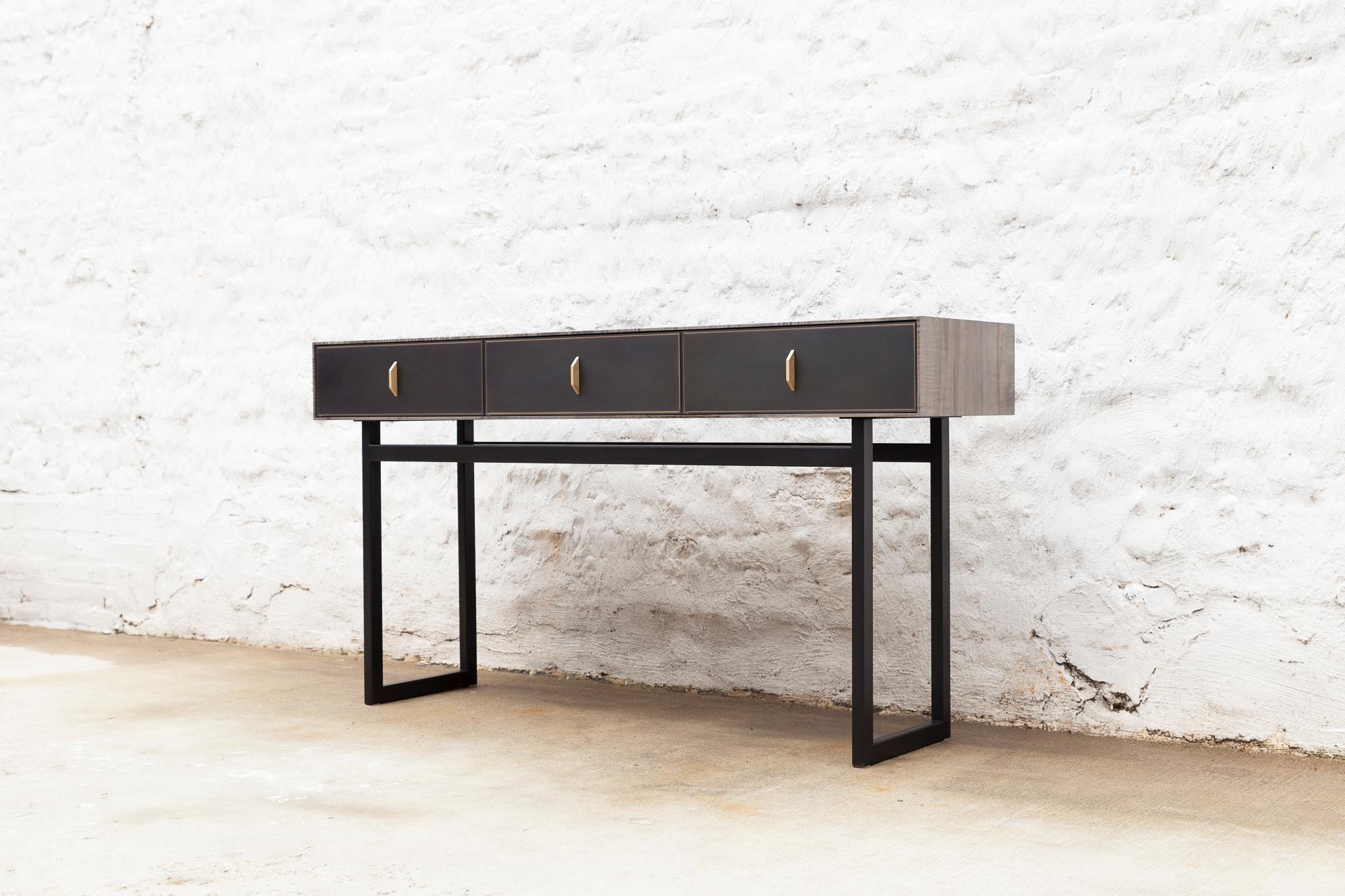 Américain Table console gothique personnalisable en bois, métal et résine en vente