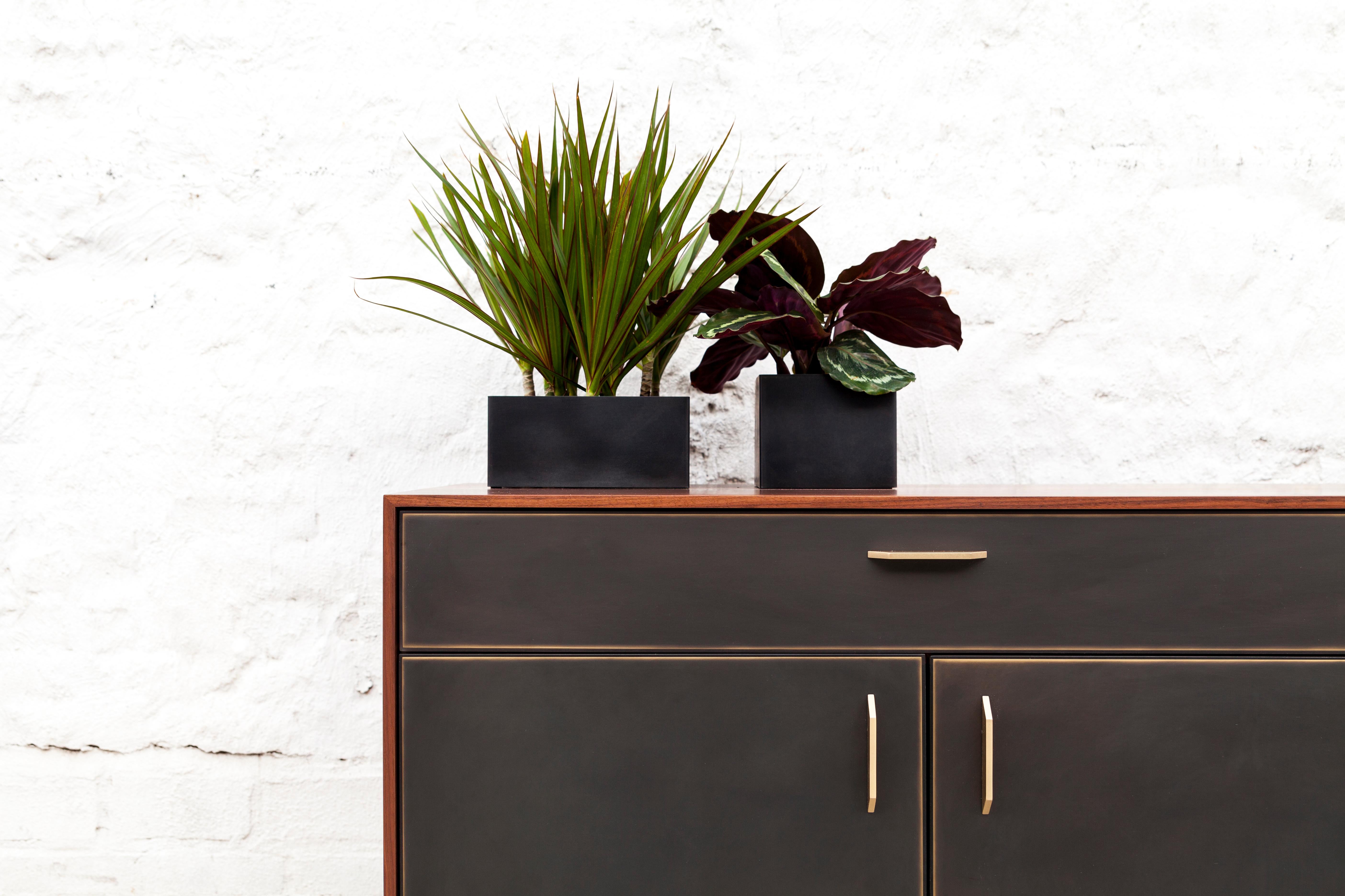 Moderno Credenza Gotham, personalizzabile in Wood, metallo e resina in vendita