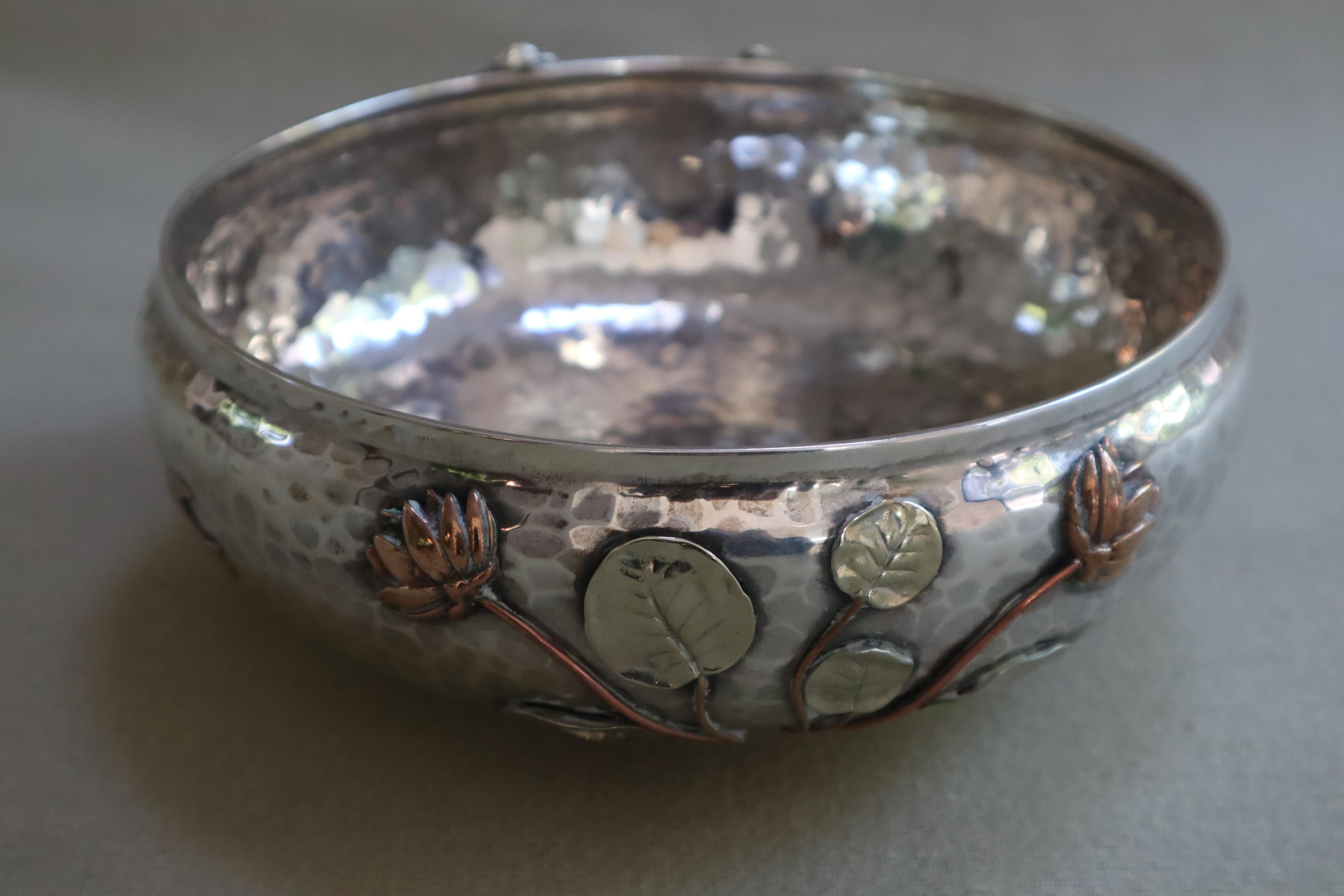 Gorham (Rhode Island) mixed metal on sterling Aesthetic Movement bowl hallmarked and dated N for 1881.

Hammered background with asian floral motifs.

