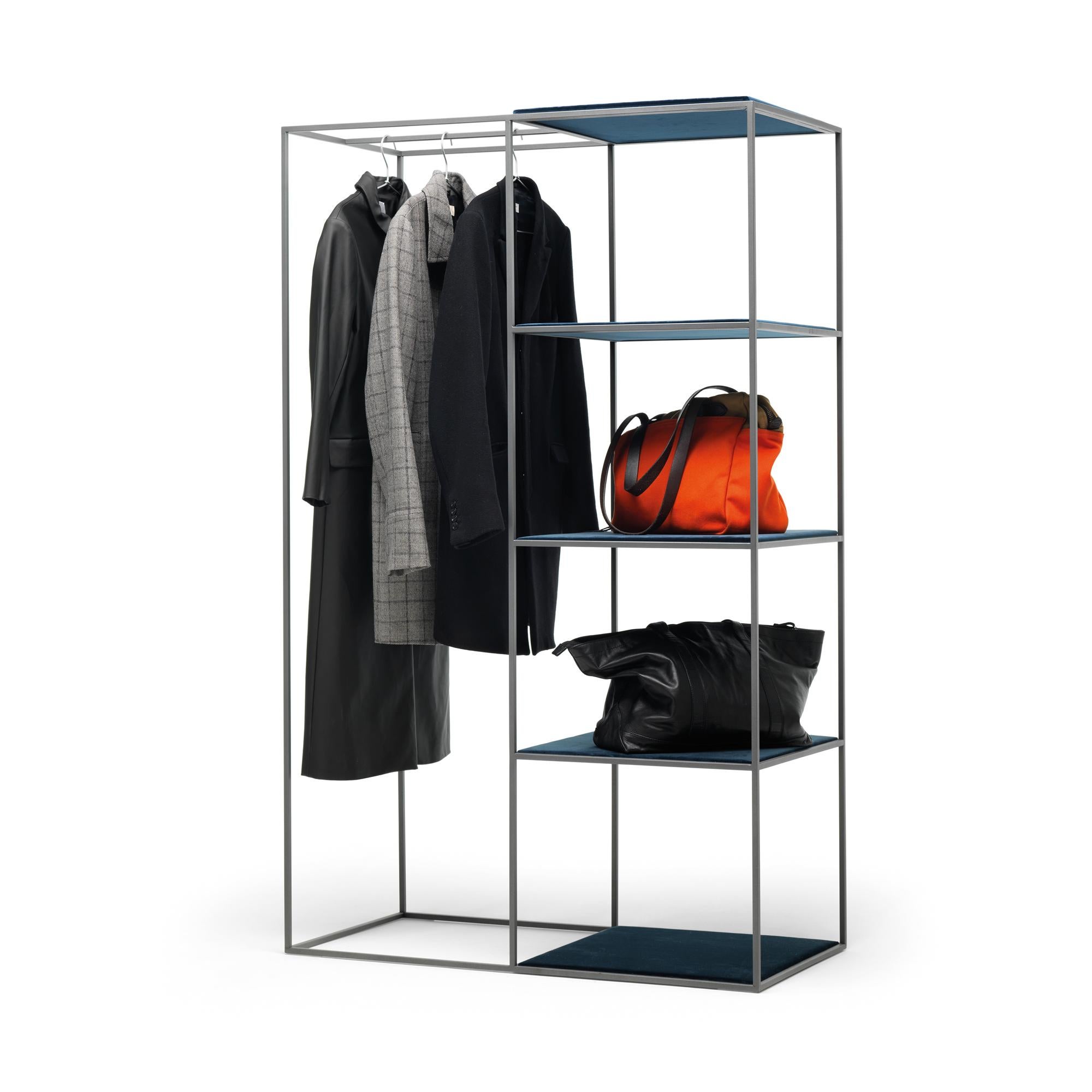 Die Gotham-Garderobe vereint die Funktionen eines Kleiderbügels und eines Regalsystems. Er kann sowohl zu Hause als auch in Geschäftsräumen verwendet werden, um sowohl hängende als auch gefaltete Kleidungsstücke zu präsentieren. Die Struktur ist
